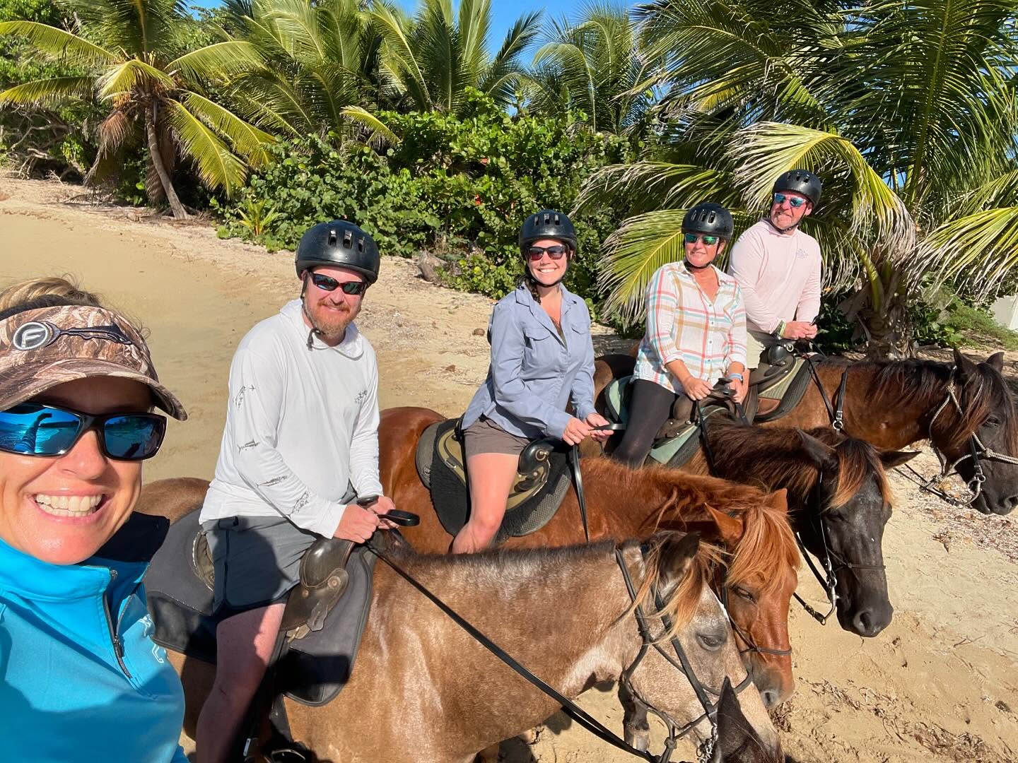 A great morning riding the trails around Esparanza. Thank you Elizabeth for a great experience. 😊🐎🐎🐴🐴