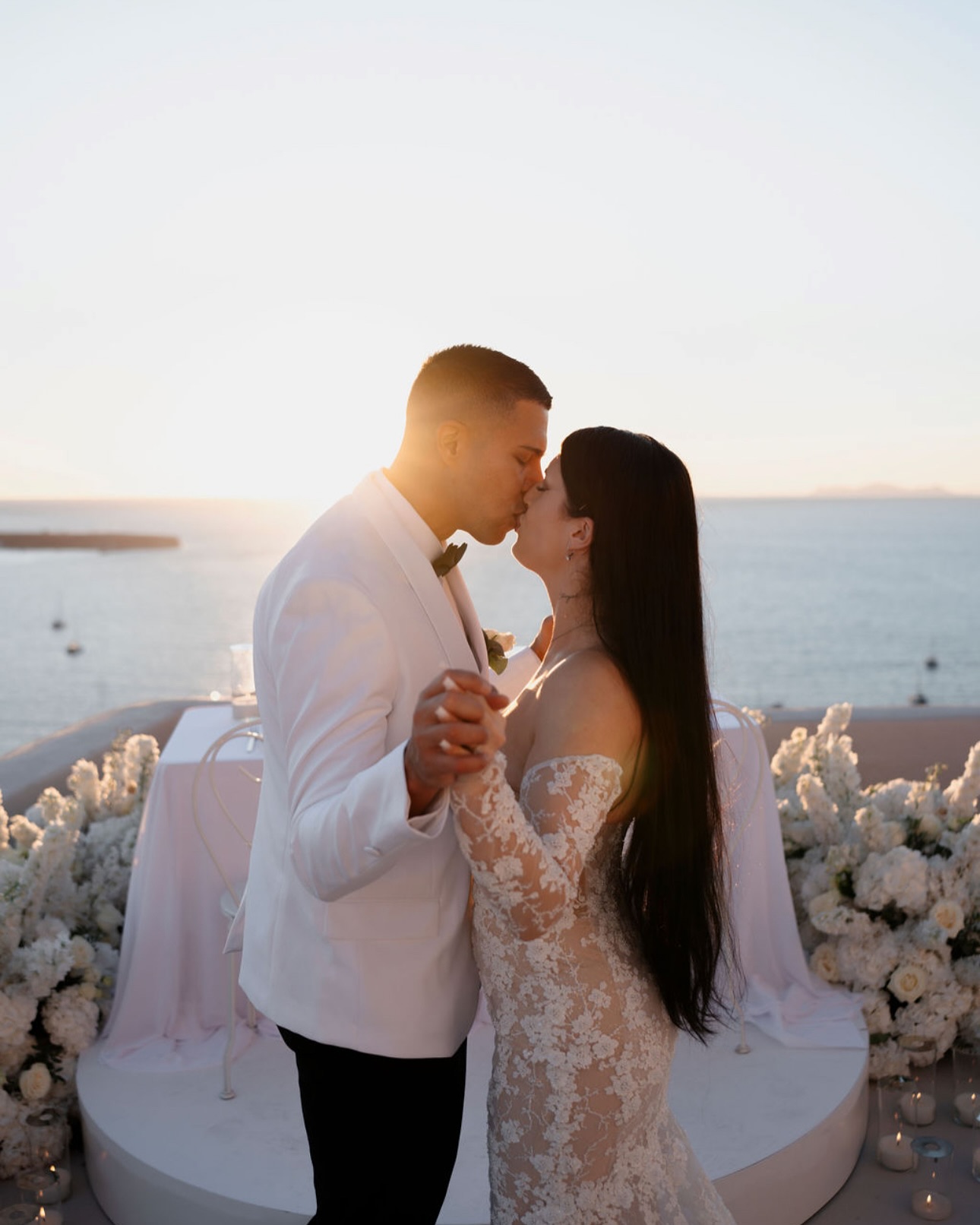 « Golden hour, endless love, and a view straight out of a fairytale 🌅✨ This Oia elopement is proof that magic happens when love meets adventure. From the cliffs to the vows, every moment is unforgettable. Let us help you create your dream day, wherever your heart leads.
#OiaElopement #SunsetVows #DestinationWedding #SantoriniDreams#Weddingplannersantorini#