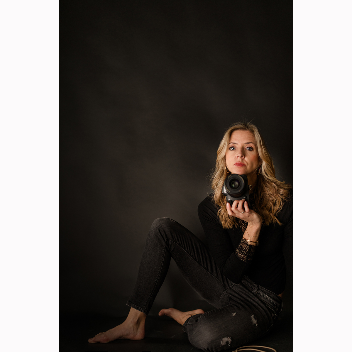 Das Gesicht hinter der Kamera
Zum 10 jährigen Jubiläum gibt es nicht nur ein neues Branding, sondern auch einen Auszug aus dem kleinen Mini-Shooting. Das Gesicht hinter der Kamera.
Seit 10 Jahren ein eingespieltes Team - meine Kamera und ich. Ich bin
- eine Canon-Shooterin! Und ja, ich habe diverse Kameras ausprobiert, ich habe auch schon Sony geshootet und besitze auch eine kleine Fuji, die ich gern für private Abenteuer ausführe. Mit den vielen Objektiven ist das Ding brutal schwer und für meine recht kleinen Hände (und über Stunden im Einsatz) auch herausfordernd. Dennoch bin ich mit keiner anderen Kamera so schnell und so flexibel, dass mir kein wichtiger Moment entgeht.
- mit 100%iger Leidenschaft für meine Paare im Einsatz. Und diese Leidenschaft für schöne Fotos geht über das Fotografieren weit hinaus. Ich habe schon diverse Blumenanstecker an Herrenrevers befestigt, in Brautschuhe und Brautkleider geholfen, Klammern gesteckt, Taschentücher gereicht, Blumendeko arrangiert, vor der Trauung noch schnell Sonnenschirme organisiert, Teppiche gerückt und und und. Mittendrin für den perfekten Tag, für perfekte Hochzeitsfotos.
- Kreativ. Nicht mehr ganz so aufgeregt, wie zu Beginn, aber dennoch mit vollem Einsatz - auf Leitern, in Fenstern, auf dem Boden, barfuß im Regen, Möbel rückend, immer auf der Suche nach dem perfekten Winkel, dem perfekten Licht. . #fotografin #fotografinköln #hochzeitsfotografinköln #hochzeitsfotografinnrw #hochzeitsfotografinnen #weddingphotography #gesichthinterderkamera #hochzeitsfotosköln