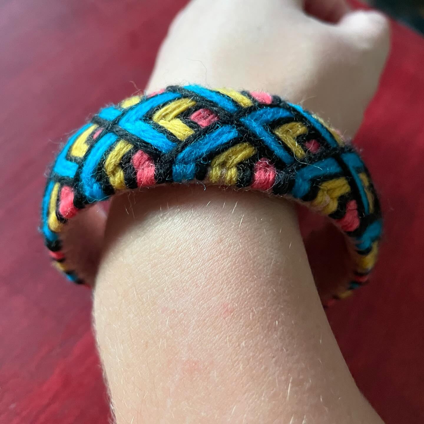 Still playing with the black and multicolor palette. This one looks a bit like stained glass.
#armjewelry #armbangle #banglebracelet #japanesestitching #fiberjewelry #fibercraft #fiberarts #handmade #handstitched #handmadejewelry #bohojewelry #naturaljewelry #yubinuki #embroidery