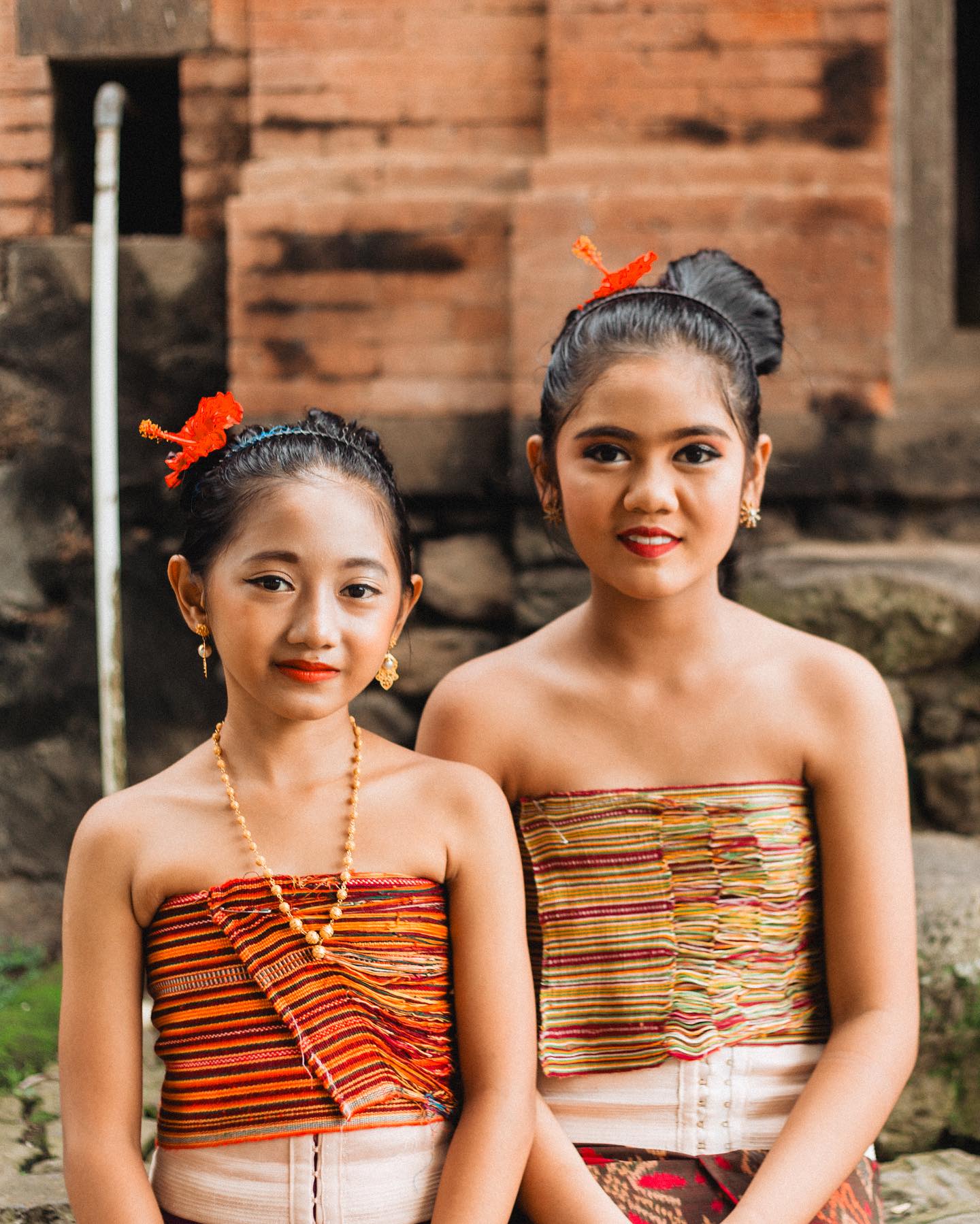 What does traveling mean to me? ✈️🤍 part II. Bali
🫂During my time in Shanghai I also made friendships. I met a Polish girl and we traveled together for two weeks to Kuala Lumpur and then Bali. Five years later, last summer, I had the chance to be by her side on her wedding day in Poland.
🧘♀️Back then, Bali had already been at the top of my bucket list for about 4–5 years. Studying Chinese along with marketing made those three years some of the toughest in my life. Every time I felt overwhelmed, I just dreamed about grabbing my backpack and heading to Bali.
✨Eventually, I didn’t get the chance to go at that time, but once I arrived in Shanghai, I started researching how I could get to Bali while still making it back to China. After all, I was closer to this dream than I’d ever been before. However, I quickly realized that, due to my visa, this wasn’t as simple as I had hoped, so I let go of the idea.
💪🏻But I couldn’t stop thinking about it, so in December, I revisited the plan. That’s when I discovered there was a transit visa in China that allows you to stay in the city for 72 hours during a layover, provided you already have a flight ticket to your next destination. Since I already had my return flight ticket, all I had to do was organize the Bali trip in a way that allowed me to leave China within 72 hours of my return.
🫀So, at the end of December, my Polish friend Ania and I planned a two-week trip to Bali with a stopover in Kuala Lumpur.
During those two weeks, we had countless unforgettable experiences. We crafted a full itinerary for Bali, stayed in multiple locations, and met a local boy, Putu, who helped us get around and showed us the island.
🌴I’ll never forget when he invited us to his hometown and family home. They dressed us in traditional Balinese clothing, took us to a local ceremony, and later treated us to a meal. Despite their modest living conditions, they radiated happiness and gave so much love. It was deeply thought-provoking, even back then, how we tend to accumulate so much at home, while they lived joyfully in such simplicity.
⬇️Continuation in the comments