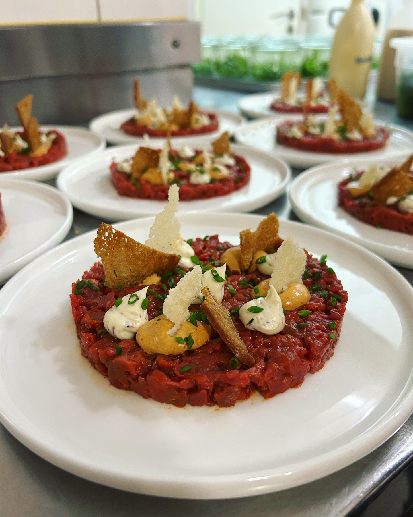Wenn die Aromen tanzen! ✨ Unser Spicy Beef Tatar mit Aioli, Chipotle-Chili-Mayo und Parmesan – dazu knusprige Brot Chips für den perfekten Crunch! 😋🥖
#foodlovers #essenistliebe #rindertatar #finedining #wertheim #bestenheiderstuben