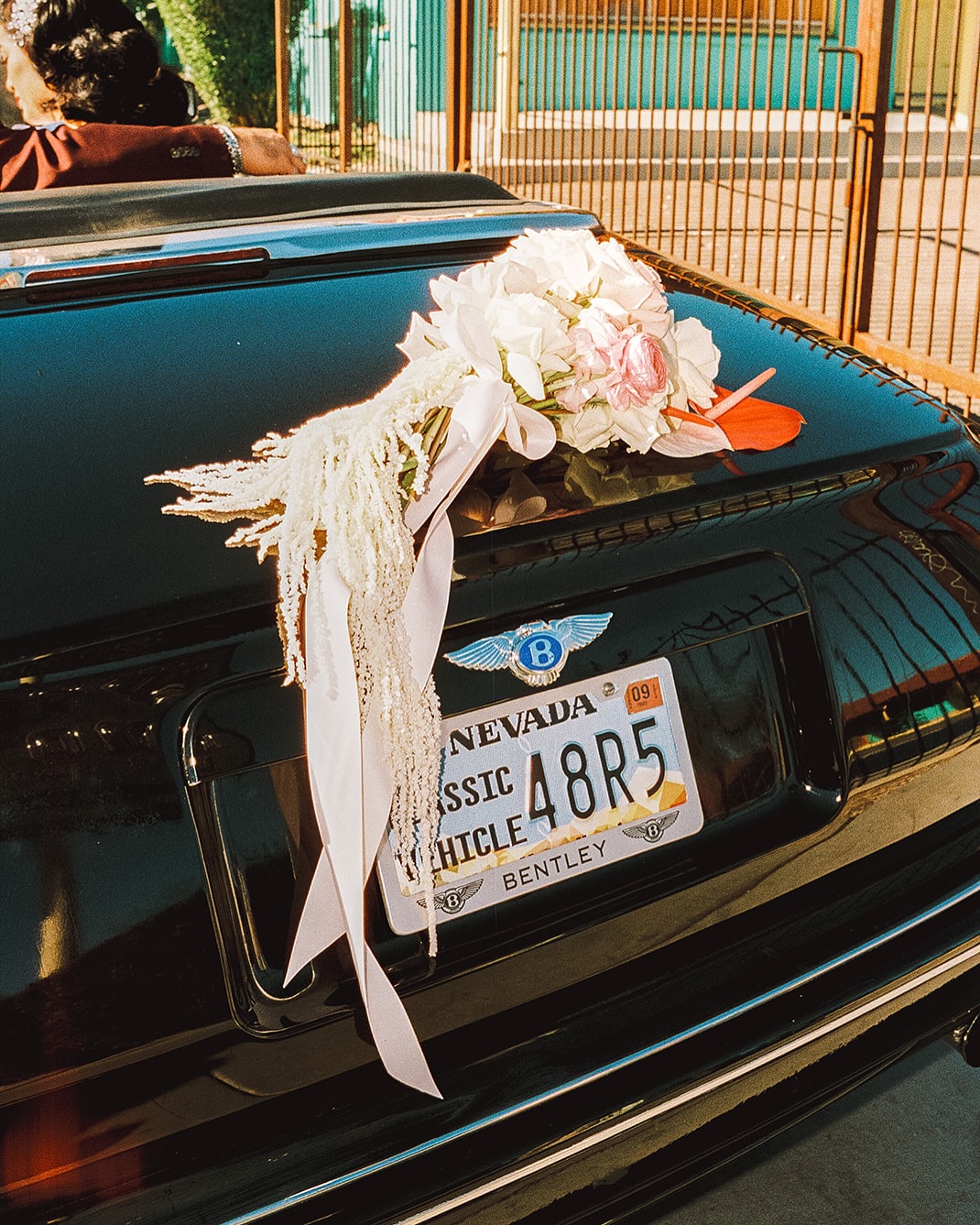 • 𝙹𝚞𝚜𝚝 𝚛𝚒𝚍𝚎
• Je crois que je vais entamer une collection de voitures vintage à shooter 😅
• Après la Cadillac bleue, c’est au tour de la Bentley de @royalridesvegas de faire son show. Et même si je ne suis pas forcément une amoureuse des voitures, il y a quand même quelques modèles rétro que je porte dans mon cœur. Évidemment, j’ai déjà une idée du prochain à immortaliser…
• Et quand on part en virée dans les rues de Las Vegas avec son bolide, on n’oublie pas d’agiter son bouquet de mariée @florallab_vegas 💕
📷 @tohaveher
———
• I think I’m about to start a collection of vintage cars to shoot 😅
• After the blue Cadillac, it’s now time for the Bentley from @royalridesvegas to steal the spotlight. And even though I’m not necessarily a car enthusiast, there are definitely a few retro models that hold a special place in my heart. Of course, I already have an idea of the next one I want to capture…
• And when you’re cruising through the streets of Las Vegas in your ride, don’t forget to wave your bridal bouquet from @florallab_vegas 💕
#gettingmarriedinvegas #lasvegaswedding #mariagelasvegas #weddingplanner #frenchplannercommunity #mariage #altwedding #lasvegas #elopmentwedding #alwedding #weddingplannerbordeaux