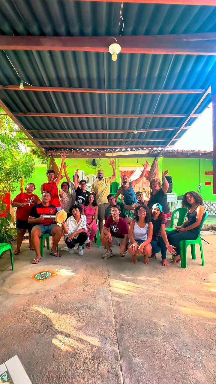 Oficina de Coco de Roda e Jogos Teatrais: um show de cultura e criatividade! 💥🎭🎶
No Módulo III – Jogos Teatrais, do projeto Jaraguá: Cordéis e Memória, a talentosa Gabi Craví Canela trouxe uma explosão de arte e cultura ao misturar a tradição do Coco de Roda com a magia do teatro.
🎭 Teatro + Coco de Roda: uma fusão que liberta o corpo, estimula a criatividade e conecta as pessoas com as raízes culturais de forma leve e divertida.
🎶 Muita troca, aprendizado e, claro, energia contagiante com uma galera que fez tudo acontecer!
Esse espetáculo de vivências culturais é uma realização da Associação Cultural Joana Gajuru, com apoio da Emenda Parlamentar nº 29730017 e do Termo de Fomento (1405576) - Transferegov.br nº 941127/2023.
Porque cultura é resistência, e a gente dança junto ao som do nosso legado! ✨