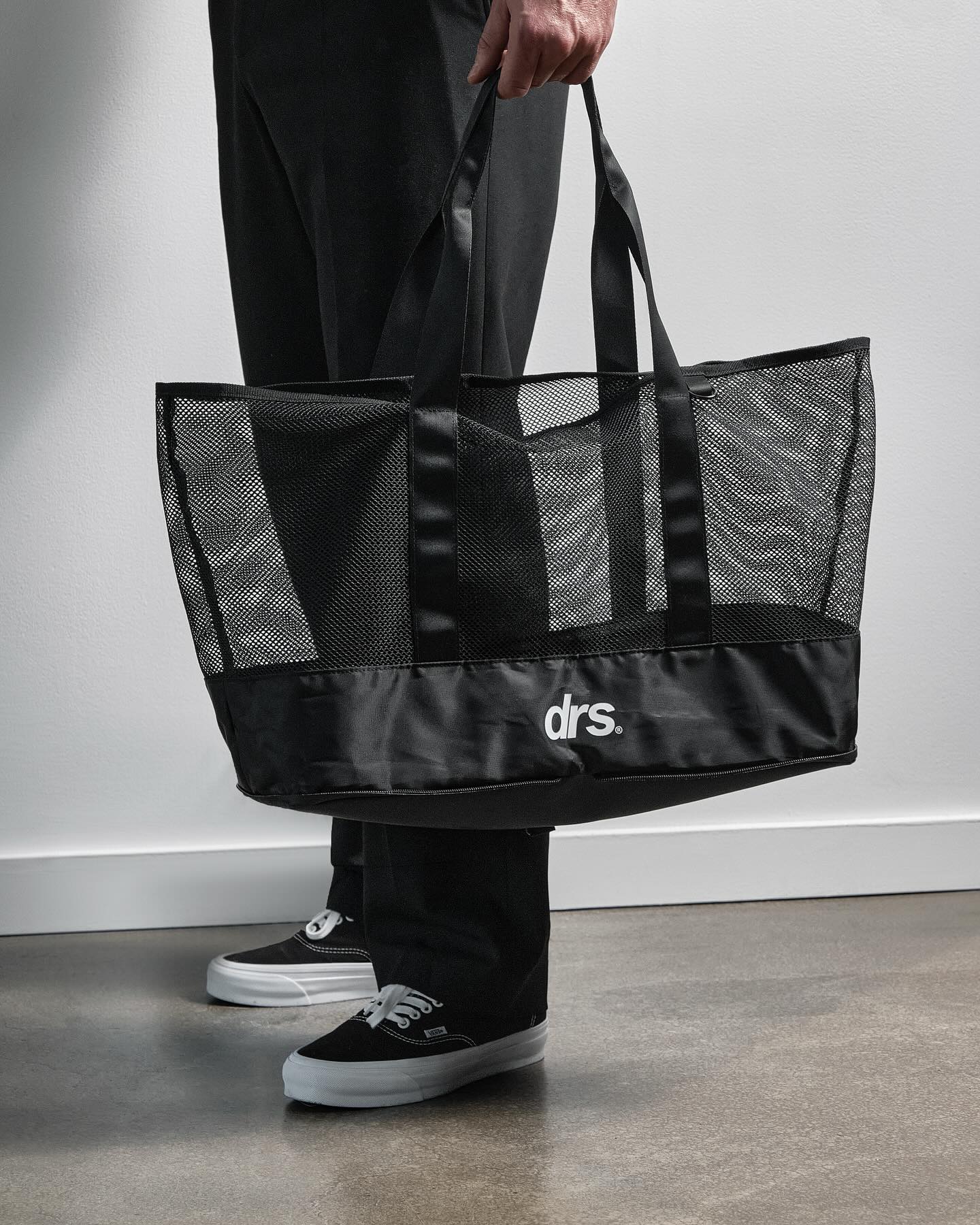 A great tote bag is more than practical – it’s a reflection of your brand’s DNA.
With a design that aligns with your identity and thoughtful, subtle branding, it becomes more than a bag.
It’s a way to carry essentials while sharing your story wherever it goes.
#dailyretailsupply #drs