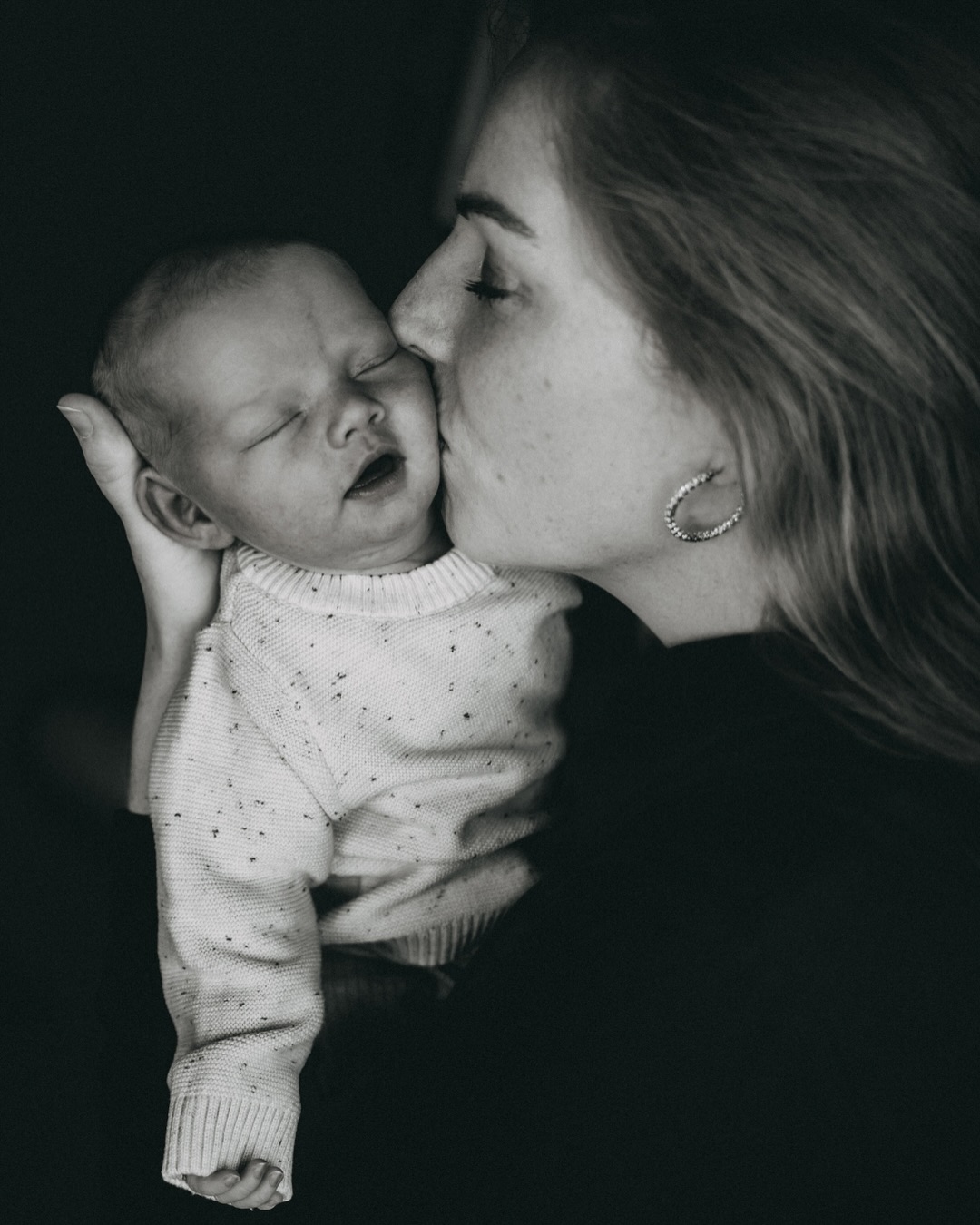 Wat gaat de tijd hard! Deze plaatjes wil ik al vijf maanden delen, maar het kwam er maar niet van. Mijn lieve vriendinnetje is bevallen van dit lieve kleine dropje, Sara. En ik mocht de eerste foto’s maken met papa, mama en trotse broer Guus. Zo leuk om ze met z’n vieren vast te leggen. En extra leuk als je de foto ziet (swipe) die ik afgelopen zomer nog van ze maakte.
#newborn #newbornphotography #newbornshoot #fotoshoot #photoshoot #baby #babyphotography #photographer #family