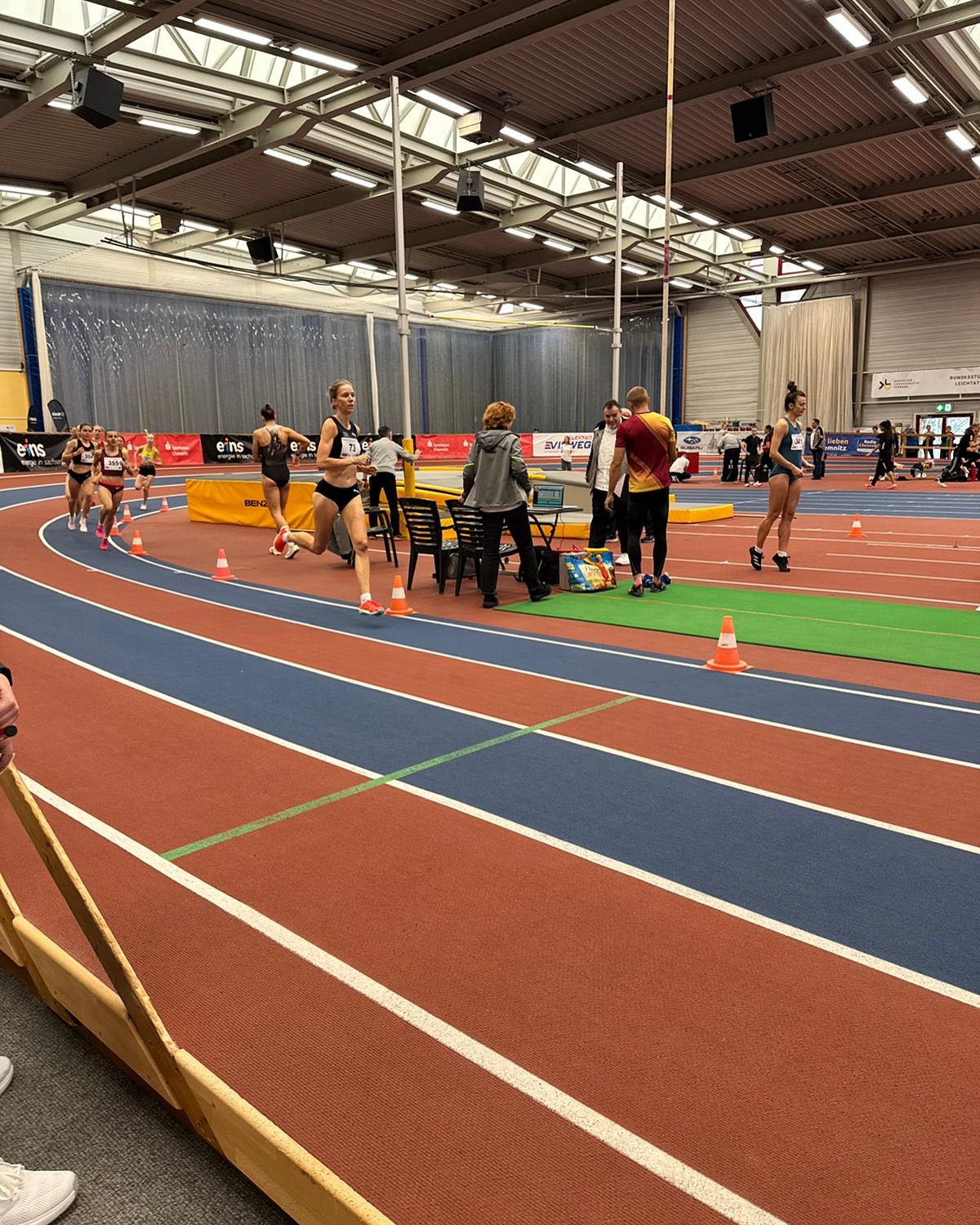 Starke Ergebnisse für unsere Fa Athleten am vergangenen Wochenende:
📷 1,2: @jenniehauke gewinnt die 1.500m in Chemnitz mit neuer Bestzeit von 4:29,16min 🥇🍀!
📷 3,4,5: @vicky.ghlr und @anna_14_03 starten in Chemnitz über 400m und erreichen mit 56,58s und 57,66s Platz 6 und 11 🔥👏.
📷 6,7: @jakob_dieterich war bei den Hessischen Meisterschaften über 1.500m und 3.000m doppelt am Start und holte zweimal die Silbermedaille mit Bestzeiten (3:52,76min und 8:15,77min) 🥈💪.
Ebenfalls bei den Hessischen Meisterschaften startete @lavinjajurgens über 200m und belegte in 26,36s Platz 11 👍👏.
📷 1,2,4,5: @oli_marakwet
#FA #frankfurtathletics #germanyathletics