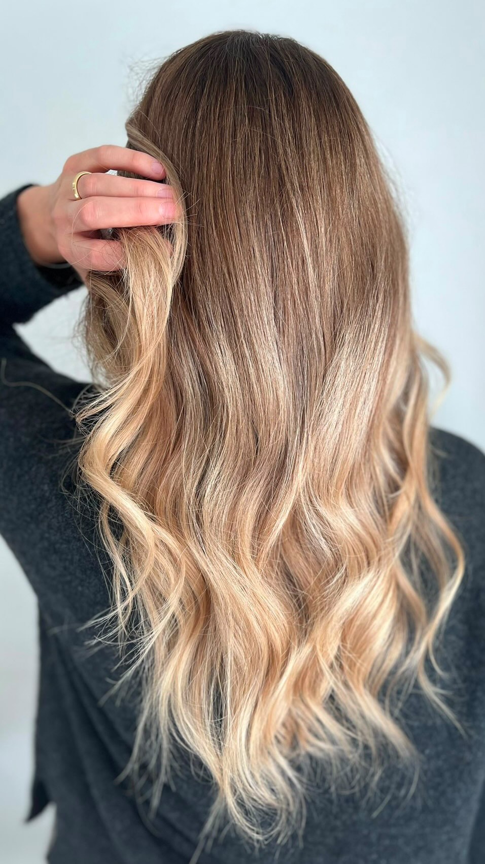 Before vs. After – Pregnancy didn’t just change my life, but also my hair. ✨ During pregnancy, it was full and healthy, with no hair loss at all. After giving birth, my hair grew longer, but the hormonal shift brought some shedding – yet it still feels strong and healthy. ✨ A natural process, but still something to get used to. Small changes that come with motherhood. Who can relate?
*****
Vorher vs. Nachher – die Schwangerschaft hat nicht nur mein Leben verändert, sondern auch meine Haare. ✨ Während der Schwangerschaft waren sie voll und gesund, ganz ohne Haarausfall. Nach der Geburt wurden sie zwar länger, aber durch die hormonelle Umstellung setzte der Haarausfall ein – trotzdem sind sie noch stark und gesund. ✨ Ein natürlicher Prozess, aber trotzdem ungewohnt. Kleine Veränderungen, die zum Mama-Sein dazugehören. Wer kennt’s?
#PregnancyHair #NaturalGlow