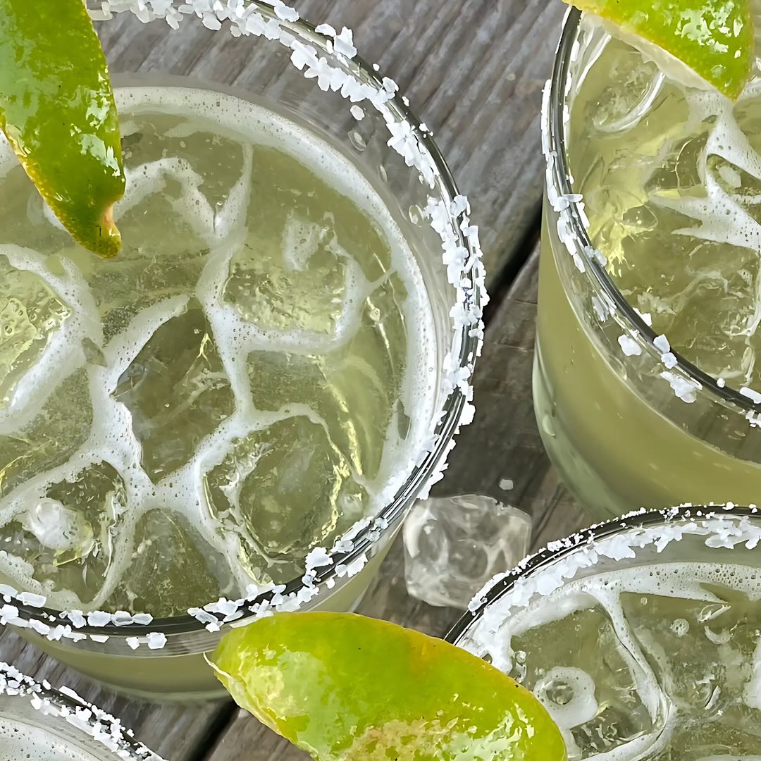 Des cocktails sur mesure, une ambiance unique, et l’art du bar directement chez vous ✨
Le Comptoir d’Alfred, c’est l’expérience d’un bartender privé pour sublimer vos événements.
Un mojito bien frais, une margarita parfaitement dosée ou un cocktail signature rien que pour vous… Qu’est-ce que je vous sers ? #06 #cocktails #barmanprivé #livraisonadomicile