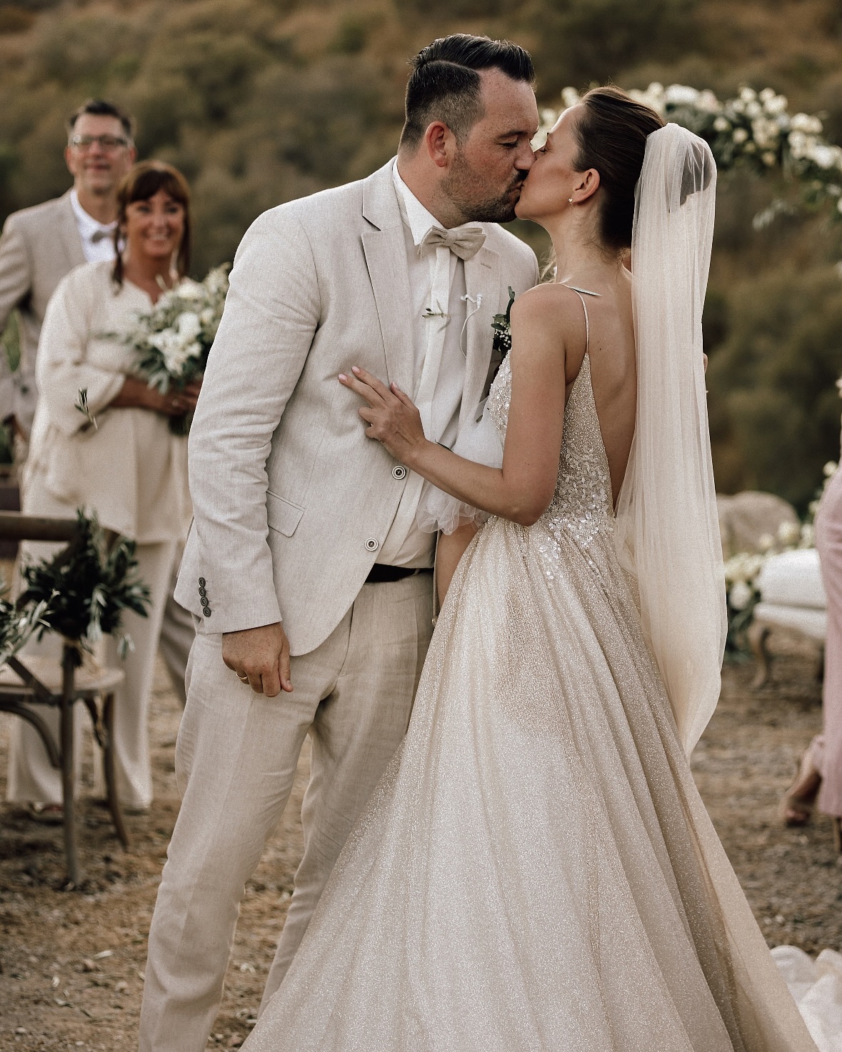 Emotionen und echte Momente
Wir denken so oft, dass uns unendlich viel Zeit bleibt – doch die Wahrheit ist, wir wissen nie, wie viele gemeinsame Augenblicke uns wirklich bleiben. Genau deshalb ist es so wichtig, die Momente, die wir haben, bewusst zu erleben und für immer im Herzen festzuhalten.
Eine Hochzeit ist so viel mehr als ein Fest. Sie ist ein Tag, der von echten, tief empfundenen Emotionen lebt. Von Erinnerungen, die ein Leben lang bleiben. Von Augenblicken, die Geschichten erzählen, auch wenn die Zeit vergeht. Und genau diese besonderen Momente verdienen es, von jemandem eingefangen zu werden, der versteht, wie kostbar sie sind – wie @prettymoments.de es auf so wunderschöne Weise getan hat.
Mit Lisa und Jan durften wir auf Mallorca einen dieser magischen Tage planen und erleben. Der Morgen begann emotional mit Briefen, die sich Lisa und ihre Mutter beim Getting Ready überreichten. Gänsehaut-Momente folgten: Der First Look mit ihrem Vater, der Einzug zur Trauung begleitet von dem berührenden Live-Gesang von @kieronmusic – und als krönendes Highlight die Trauung geführt von @rednerin_stefaniebrings selbst. Jeder Gast erhielt persönliche, handgeschriebene Worte. Es war ein Moment, der so viele Freudentränen brachte und uns alle tief berührte.
Diese Hochzeit hat uns gezeigt, wie wichtig es ist, echte Emotionen zu feiern – sie sind das, was für immer bleibt. Weinende und lachende Gesichter, die euch niemand nehmen kann.
Wenn ihr euch wünscht, dass euer großer Tag genauso emotional, authentisch und unvergesslich wird, schreibt uns. Gemeinsam schaffen wir Momente, die eure Herzen für immer wärmen.
Wir freuen uns auf eure Geschichte!
Photos: @prettymoments.de
Planning: @levin.wedding
Video: @danny_schaefer x @seasaltandwaves_stories
Dress: @brautbluete
#echteemotionen #unvergesslichemomente #hochzeitmitherz #freudentränen #weddinggoals #hochzeit #weddingplanner #mallorcawedding #destinationwedding #destinationweddingplanner #mallorca #mallorcahochzeit