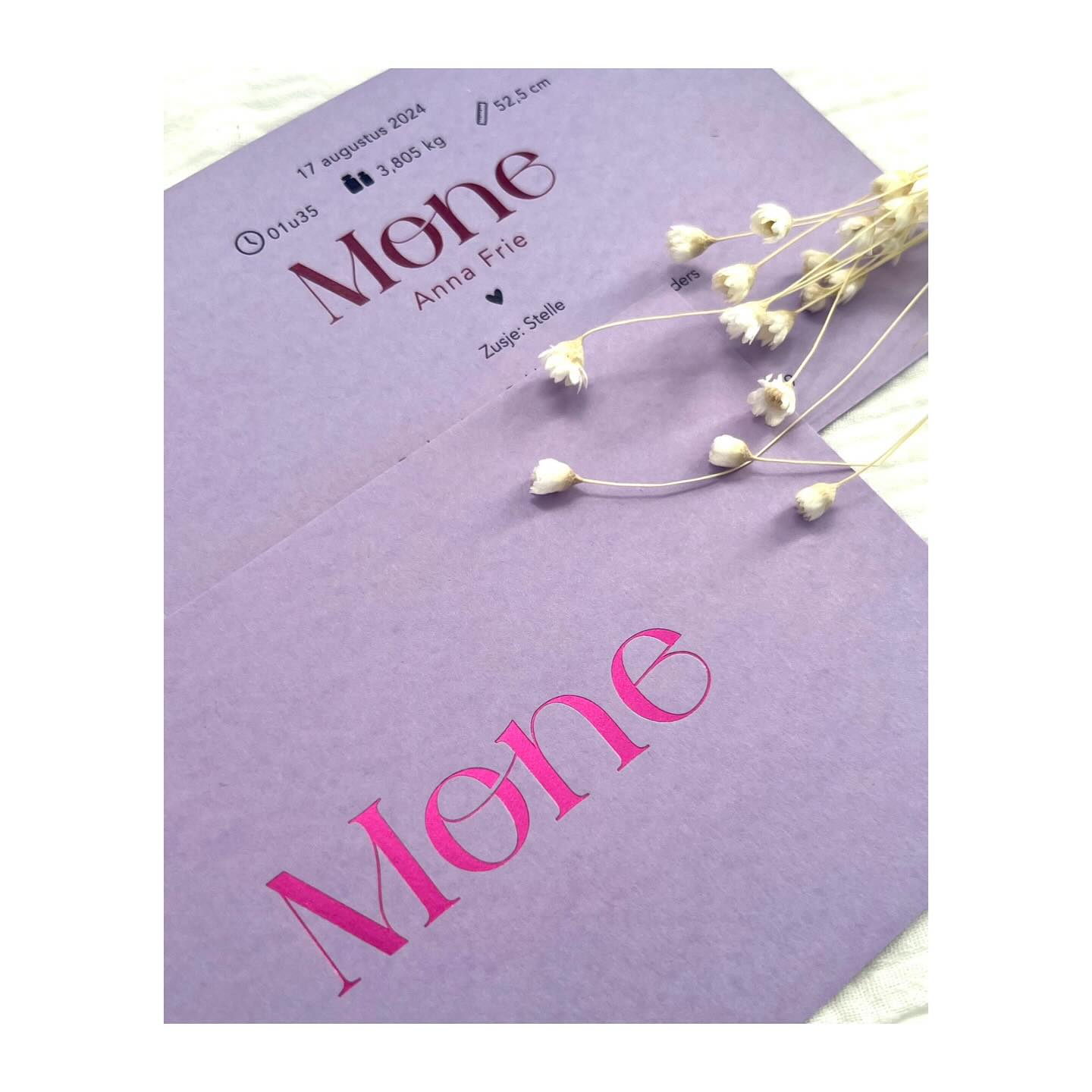 Een lavendelkleurig kaartje met traditionele fuchsia foliedruk voor Mone.
Wat een prachtige combinatie 💜
#geboortekaart #geboortekaartje #geboortekaartjes #baby #babyontheway #zwanger #zwanger2025 #20wekenzwanger #studioflo #babygirl #itsagirl #foliedruk #kaartjemetfolie #eenvoudiggeboortekaartje #fuchsia #traditionelefoliedruk #birthannouncement #doopsuiker #suikerbonen #grafischontwerp