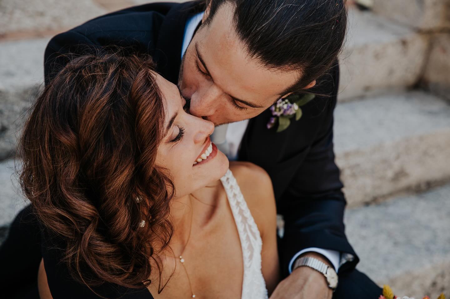 C&J planificaron su boda en un tiempo récord y quisieron hacerlo con sus familiares y amigos en su casa. El trabajo y cariño que pusieron en organizar y preparar todo hasta el más mínimo detalle lo vimos reflejado en la felicidad que radiaban ese día a pesar del cansancio acumulado. Os deseamos la mayor felicidad. #bodasmadrid #bodasconencanto #bodasencasa #novios #parejas #amor #felicidad #noviosfelices #mariage #fotosdebodas #reportajefotografico #sesiondenovios #fotografosdeboda