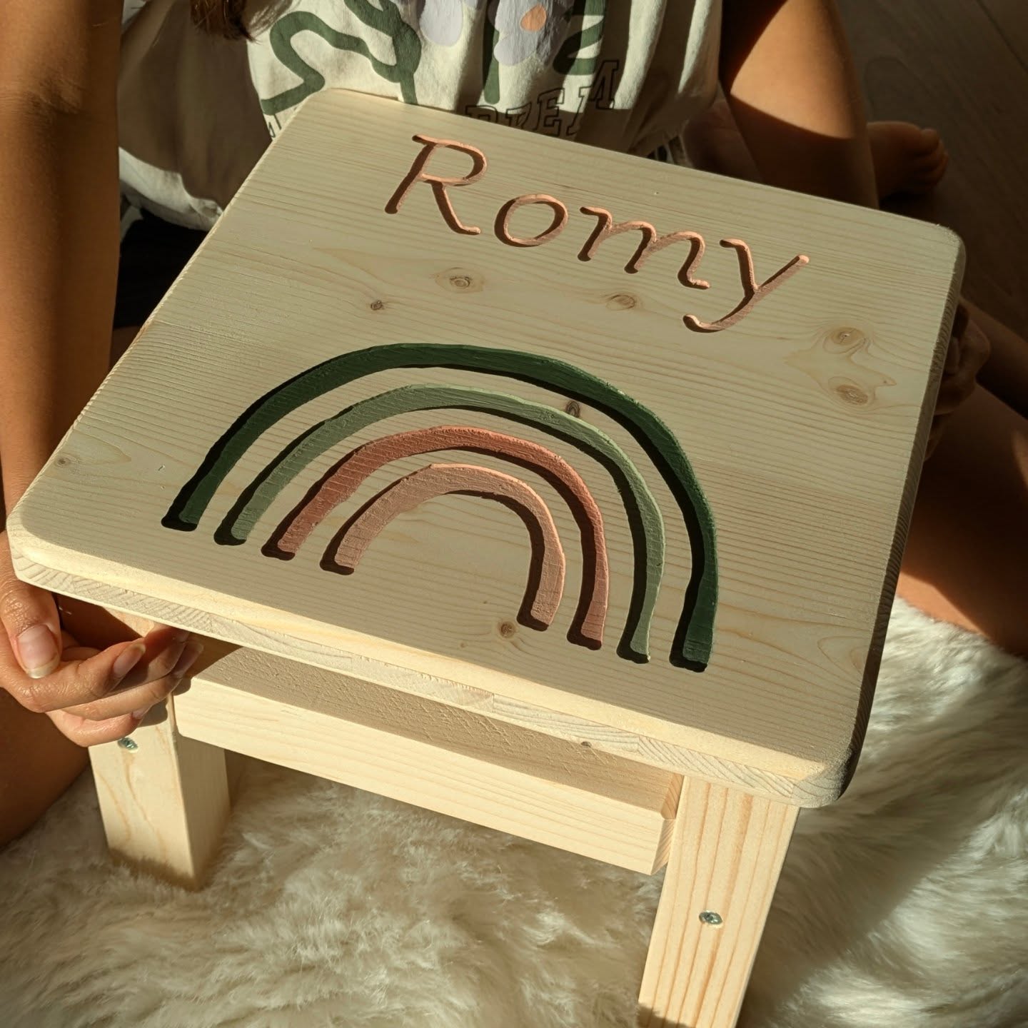 Un peu de soleil sur ce feed, ça fait du bien non ?
Évidemment ça devait être un rayon de soleil éclair 😅
On espère que vous allez bien en ce début d'année !
Que vous n'avez pas trop les pieds dans l'eau !
Ce joli arc en ciel, avec un superbe choix de couleurs, j'adore ! Bisous Romy, en espérant que ton tabouret va te plaire !
Des bisous !
#tabouret #ideecadeau #ideedeco #arcenciel #gravure #peinture#lestabouretsdandrea #madewithlove #madeinfrance