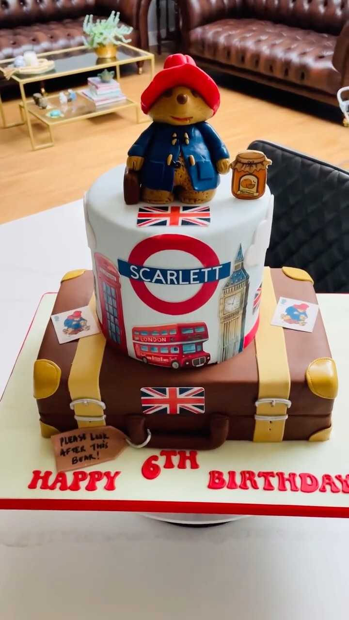 #1st cake of the year and who better to give me company than Paddington! Happy new year everyone! #twistedcakesbytia #welwyngardencity #cakedecorating #welwyngardencitymums #stalbansmums #cakedecoratingvideos #stalbans #hertfordshirecakes #cakedecoratingtutorials