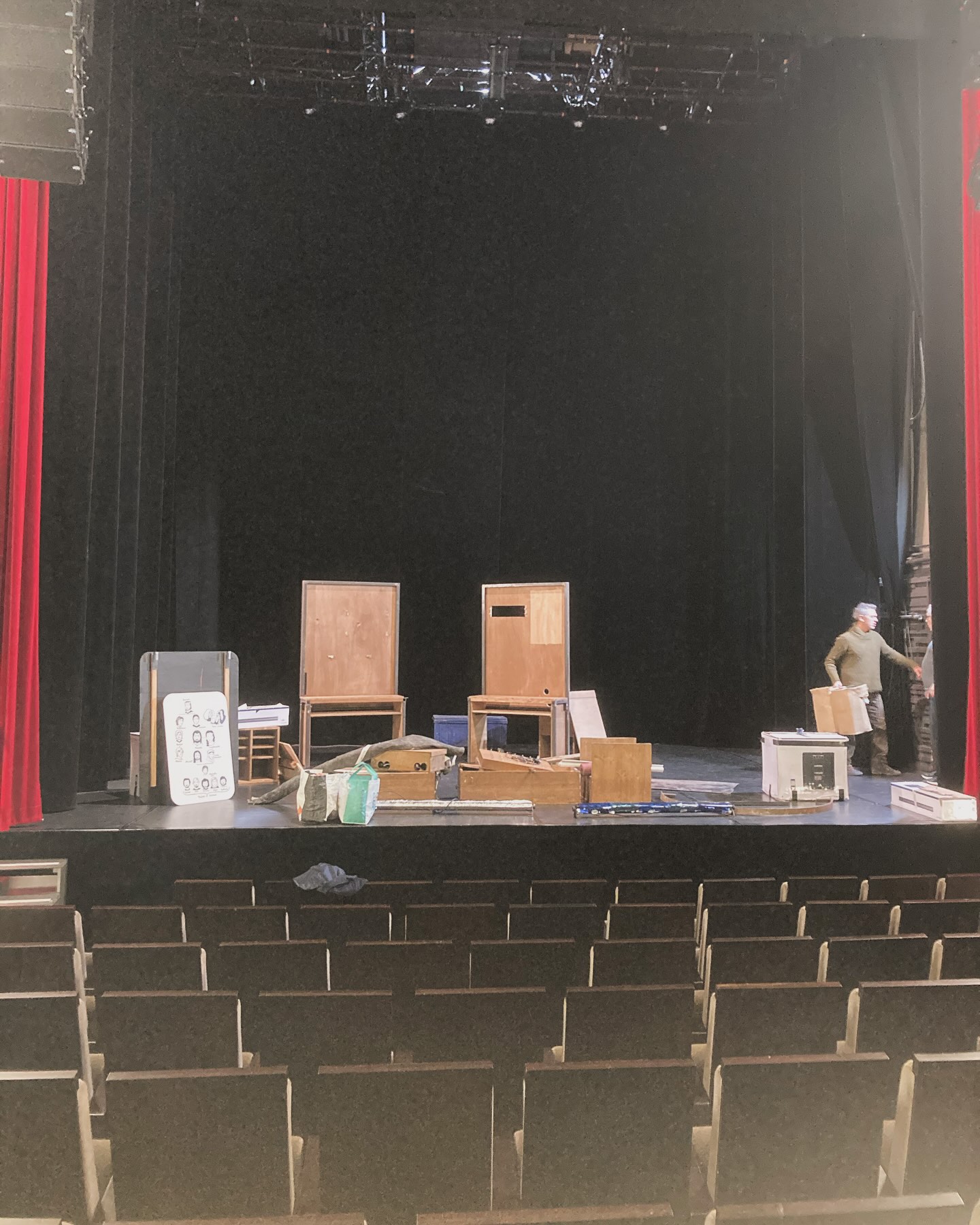 Montage dans la belle salle de théâtre des Carmes à Condom pour une scolaire avec les 3ème !