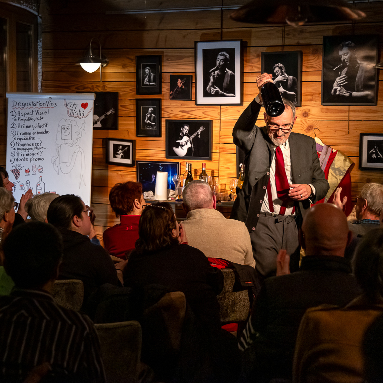 Ce vendredi le café culturel La billebaude a été le théâtre d'une dégustation peu commune ! Monsieur Patrick notre œnologue démonstrateur, s'est livré autant que ses vins, dévoilant sa complexité, sa profondeur d'être humain. Ça ne manquait pas d'intensité ni de caractère, bref un paumé magnifique !
.
.
. Photos @etienne_ramousse
.
.
. #vinsdebourgogne #degustation #givry #oenorires #oenorires2025 #theatre #seulenscene #humour #legranchalon #festival #cafeculture #bourgogne #saoneetloire #igersbourgogne