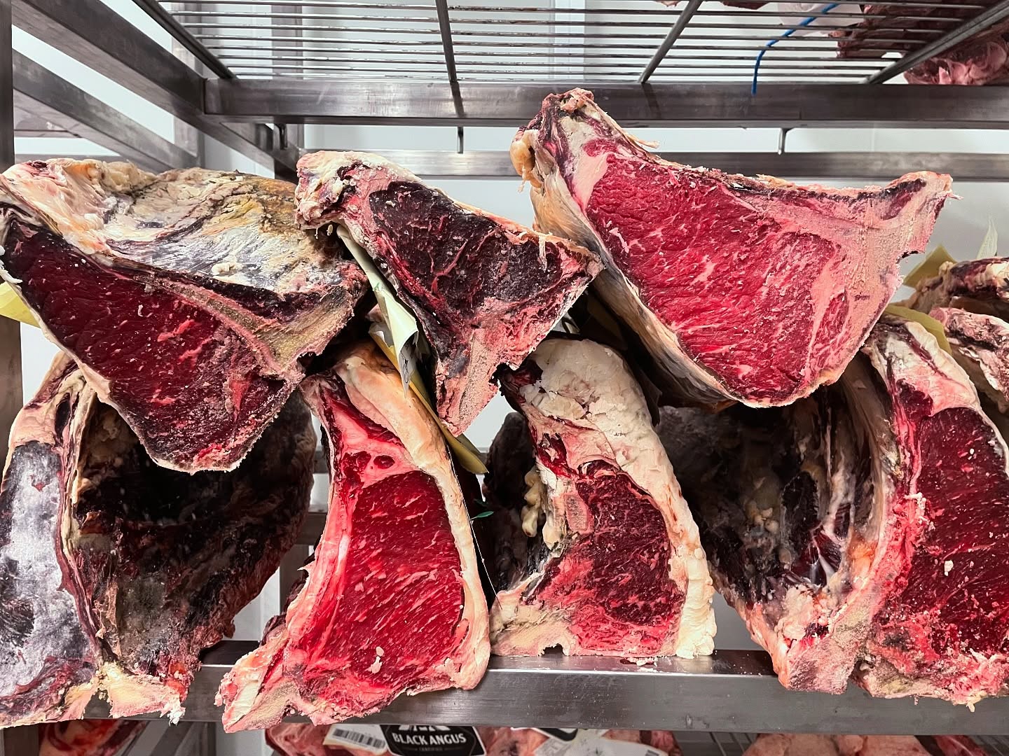 Je suis Aubrac, je suis croisée, je suis Charolais, je suis Galice, je suis Sashi, je suis Wagyu. Je suis toujours de belle origine, je m’affine et je t’attends pour un mariage autour d’un jus corsé et d’une belle garniture. Appelle moi 📞 #viandesmaturees #fauxfiletmaturé #boucherielyonnaise #corbas #meatlover