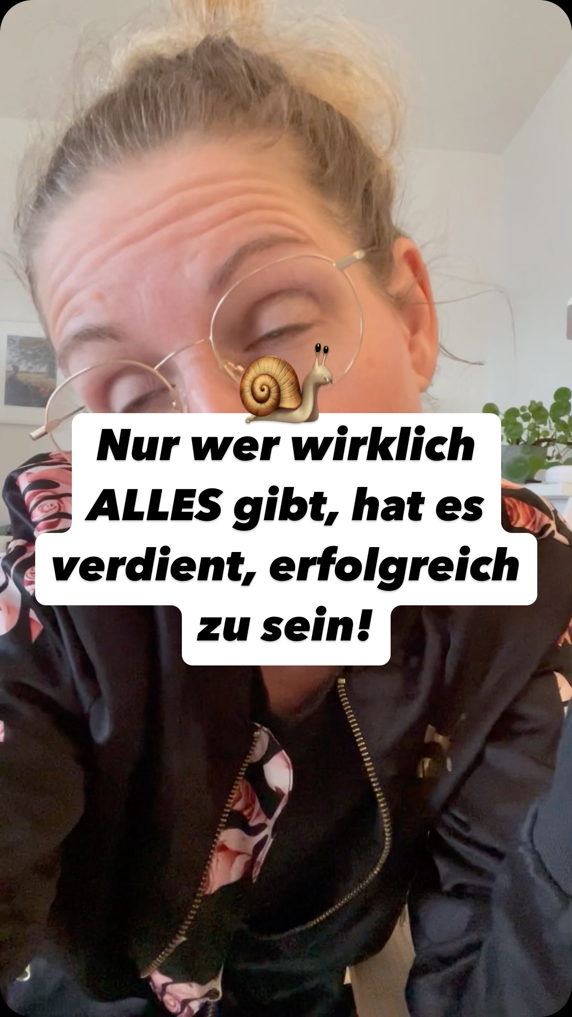 Ich weiß, von der Überholspur vor den Kindern hin zum Schneckengallopp als BusinessMutter - das kann manchmal ganz schön herausfordernd sein. 🐌
Du liegst in der Einschlafbegleitung, dein Kopf explodiert vor kreativen Ideen – und danach? 🥱Entweder schleppst du dich völlig zermatscht an den Laptop oder verurteilst dich dafür, dass du es nicht getan hast.
Nur weil du denkst: „Die die ALLES gibt, ist eine gute Unternehmerin.“ Doch genau da liegt das Problem.
💡 Erfolg entsteht nicht durch Selbstzerstörung, sondern durch Struktur. Step by Step, mit klarem Plan. Damit deine Ideen nicht den Burnout führen, sondern in echtes Business-Wachstum.
Wir sind Power Mütter, und wollen am liebsten immer gleich unsere tausend Ideen umsetzen. Aber dabei fällt uns auch schwer, unsere Lebenssituation anzunehmen so wie sie ist: Limitierte Zeit, Care-Arbeit und auch noch Freiraum für Familie und Regeneration einzuplanen.
Aber anstatt dich selbst unter Druck zu setzen, analysiere doch einfach mal wie du das bisschen Zeit sinnvoll einsetzen kannst.
- keine planlosen Ideen aneinanderreihen, sondern strategisch, aufeinander aufbauend, und mit klarem Fokus auf deinen Wunschkunden gerichtet.
- kein Angebots Aktionismus, sondern clever orchestrierte Offers, die genau den Nerv deiner Zielgruppe treffen.
Nur, wenn du genau weißt, wen du erreichen willst, wie deine Traumkunden ticken, was sie heimlich begehren. Nur dann kannst du dein Marketing zeitsparend und zielgerichtet auf diese Menschen ausrichten. ☀️
Das spart nicht nur Zeit, sondern motiviert auch noch ungemein. Denn du wirst wieder handlungsfähig! 💪🏻
Kommentiere “Klarheit” und ich schicke dir den Link zu meiner kostenlosen Powerberatung. In 30 Minuten sortieren wir zusammen deine grandiosen Ideen, schauen uns an, wo es gerade hakt, damit du mit klarem Blick und Fokus deine Wunschkunden in deine Coachings holst💥