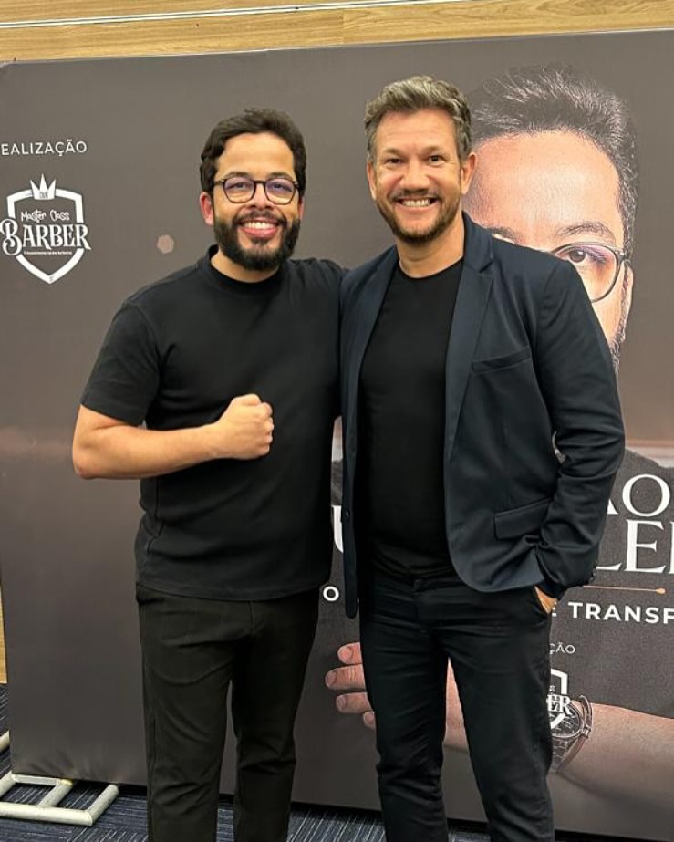 Mais uma imersão com o mestre do visagismo.
Estarei sempre buscando mais conhecimento para aperfeiçoar minhas técnicas e atender cada vez melhor meus clientes!
O visagismo não é o futuro das barbearias, já é o presente!
E dia 18 de Maio. Juarez Leite estará em Juiz de Fora! 👊✂️