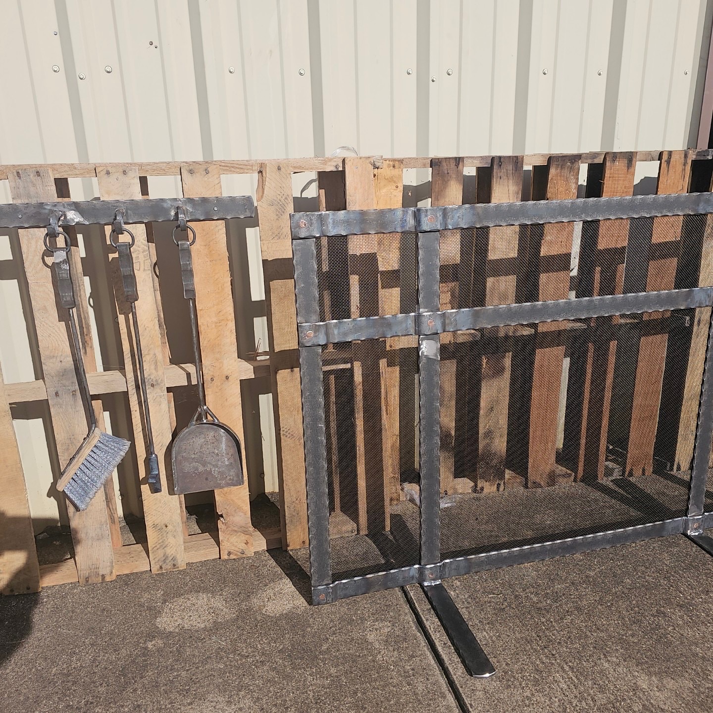 Custom hand formed fireplace screen and tools for a ranchers new house in west Texas.
#customfabrication #supportyourlocalwelder #weldingandfabrication #granburytx