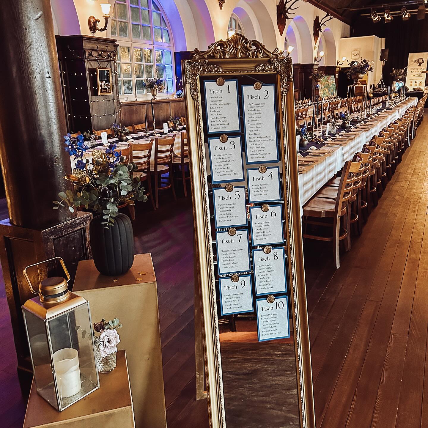 Business Events & Großveranstaltungen💪🏻
Gerne unterstütze ich euch bei der Umsetzung eurer Business Events oder anderen Veranstaltungen mit einem individuellen Event Design, wie bei diesem Studentenball.
Ob besondere Möbelstücke, Deko Elemente, eine Fotowand oder die Beleuchtung, ihr bekommt ein Konzept, was zu euch passt. 💙
So lässt sich auch einer leeren Saal einen märchenhafter Abendball in blau und gold verwandeln, passend zum Thema. ✨🥂
Schreibt mir gerne, dann planen wir gemeinsam eure Vision, die perfekt zum Ambiente und zur Location passt.
#businesevent #dekoverleih #dekoverleihösterreich #businessevents #eventdesign