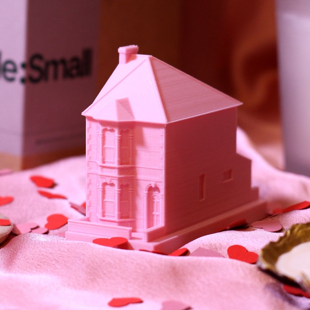 We are currently working on a 1 week turn around in the studio - so you still have a little time to order a model as a Valentines gift! 💕
This beautiful end terrace was modeled for a couple in Bristol to celebrate their first home together. We had a lot of fun crafting the intricate window detailing.
#uniquevalentinesgift #valentinesgift #valentines #MadeSmall #uniquegift