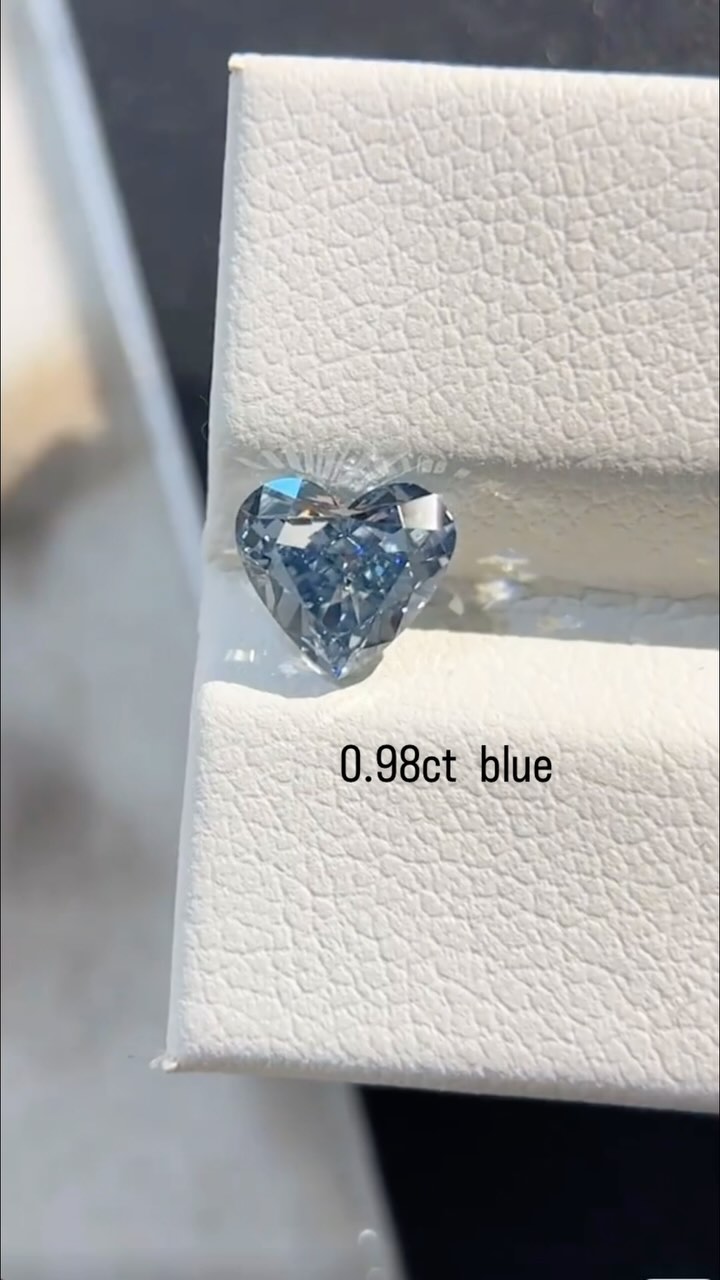 Recomiendo 4 diamantes de colores pequeños y asequibles. Cuál te gusta más?
#18KGold #DiamondRing #LuxuryJewelry
#ClassicElegance #timelessdesign #diamonds
#diamondrings #labdiamonds
#labgrowndiamonds #diamante
#diamantesdelaboratorio #syntheticdiamonds
#giftsforher #engagementring #weddingring
#instajewelry #regaloparaella #anillodecompromiso
#regalosdelujo #diamantedelaboratorio #Oro18K
#AnilloDeDiamante #joyeríadelujo
#diseñoatemporal #anillosdebodas #wedding #weddingrings #pinkdiamond #yellowdiamond #bluediamond