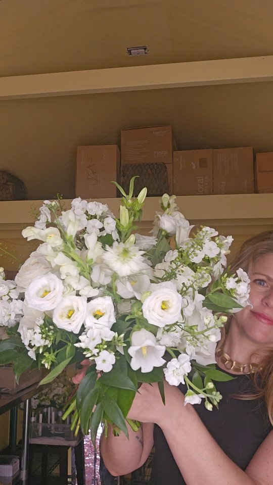 A moment for this classic white + green bridal bouquet with lots of movement + texture from last spring ✨️
.
Planner: @jyldeering
Venue: @wequassett
Florals @gardenpartycapecod