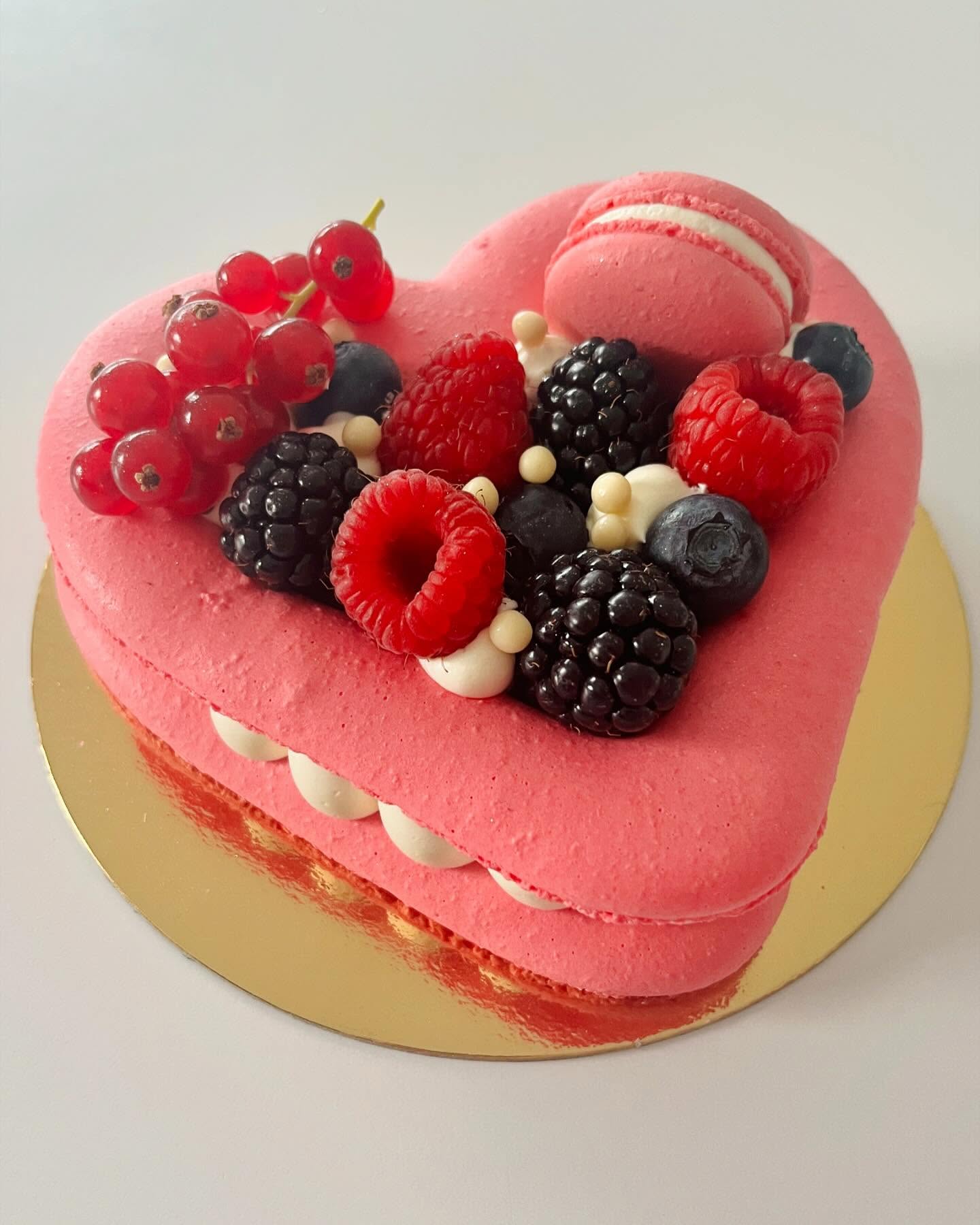 🩷Valentijn🩷
Op zoek naar een lekker geschenkje voor Valentijn? Of gewoon voor jezelf? Bestel dan nu!
🩷 Macarontaartje voor twee met witte chocolade en framboos, afgewerkt met vers fruit - €15
🩷 Geschenkdoosje met 6 macarons: framboos, witte chocolade en bueno - 12€
🩷 Mini sweetbox met 2 macarons, een brownie cakesickle en twee mini tartelettes: witte chocolade/framboos en melkchocolade/caramel - €14
Bestellen kan door me een berichtje te sturen. Ophalen kan op donderdag 13/02 tussen 17 en 18 uur. Wacht niet te lang met bestellen, de voorraad is beperkt 😘