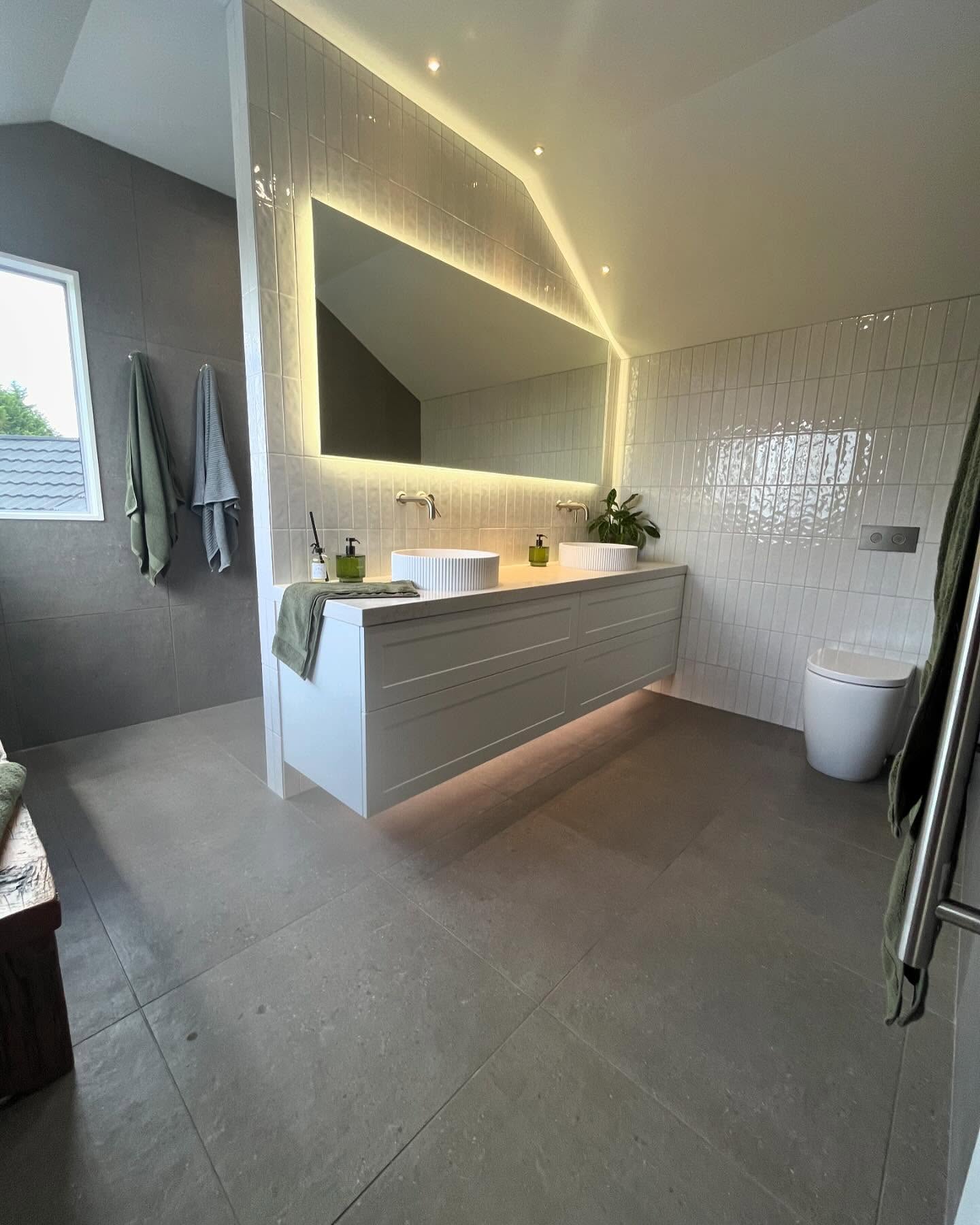 A beautiful bathroom recently renovated for some of our awesome regular clients. What good taste they have! Very well done this one.