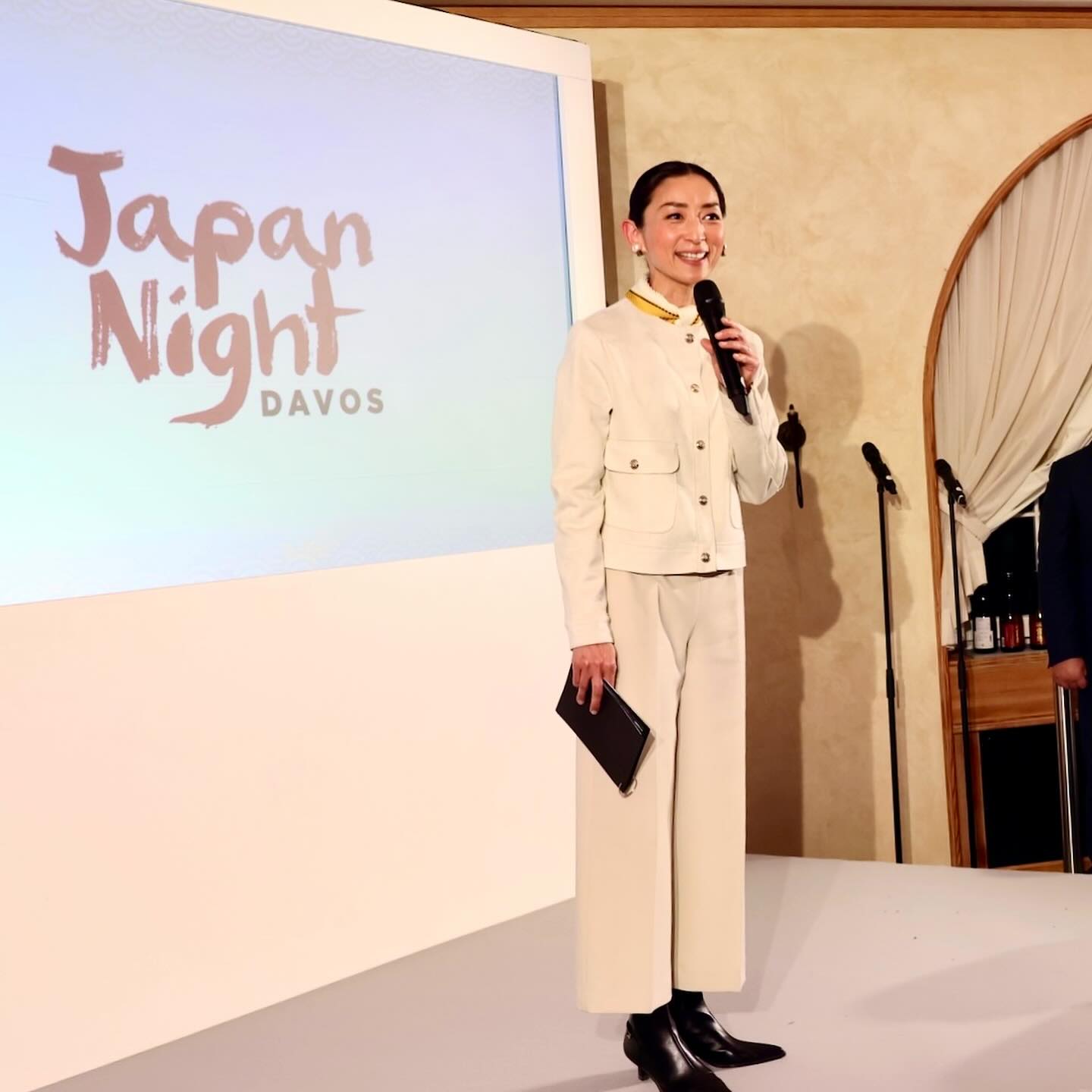 I had the privilege of returning to Davos for the second year to serve as the MC at Japan Night Davos, a very special evening that brings together global leaders to experience the best of Japan’s culture, and hospitality.
Speaking in front of such distinguished guests wasn’t easy at first (this isn’t even my main career!) But thanks to my amazing voice coach, @niamhwebbvoice , I felt much more confident and truly enjoyed the experience. Your support behind the scenes means so much!
I’m also grateful to the Japan Night organisation committees for trusting me again🙏 @dentsu
It was exciting to welcome a producer @hiroakimiyata_ of Osaka Expo 2025 and the mascot #myakumyaku to promote Japan’s next big global event. What a night of meaningful connections and inspiration
I am looking forward to what’s next!
#JapanNight #Davos #maffjapan #WEF #expo2025japan
