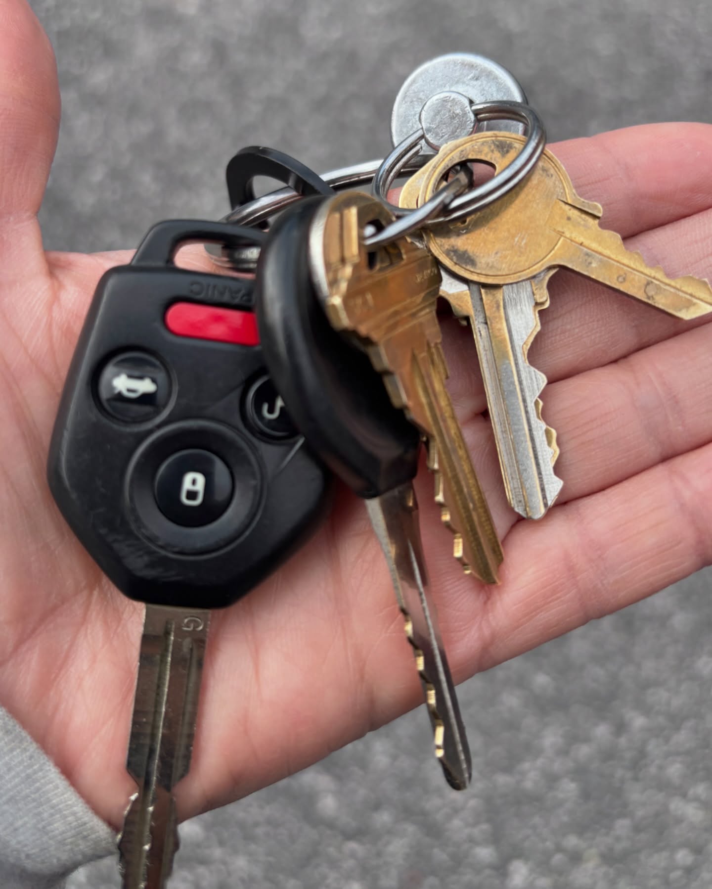 🎉 Decluttering Win of the Day for my busy followers: Keychains! 🔑
When was the last time you decluttered your keyring? If it’s loaded with old, unused keys or oversized keychains, today’s the perfect day to simplify!
💡 Quick Tips:
Remove keys you no longer need (do you even remember what some of them are for?).
Stick to one or two keychains—functional and minimal is the way to go!
Test your keys to ensure you’re not carrying around duplicates by mistake.
✨ A decluttered keyring means less bulk in your bag or pockets and one less thing to stress about. It’s all about those small wins!
.
.
.
.
.
#DeclutteringTips #BusyLifeHacks #QuickDeclutteringWins #OrganizedLiving #KeychainDeclutter #ProfessionalOrganizer #CloudyToClearOrganizing