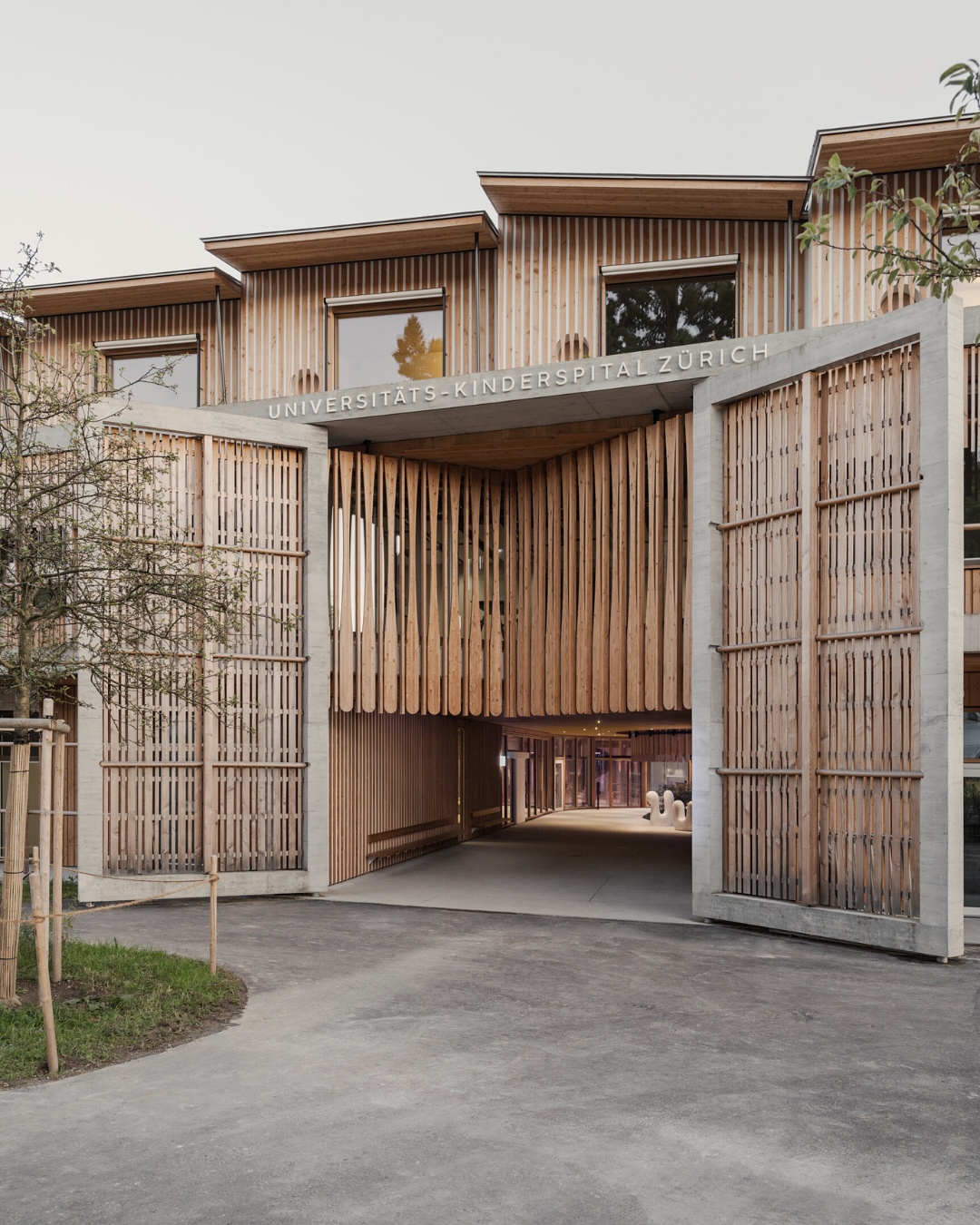 Le Kinderspital Zürich, conçu par Herzog & de Meuron, est le plus grand hôpital pédiatrique de Suisse, intégrant des éléments architecturaux uniques pour favoriser la guérison.
🔍 Fait intéressant : Lors de la construction, des blocs erratiques datant de l’ère glaciaire ont été découverts sur le site. Plutôt que de les déplacer, les architectes ont choisi de les intégrer dans le paysage environnant l’hôpital, créant ainsi une connexion tangible avec l’histoire géologique de la région et offrant aux patients et visiteurs un environnement naturel apaisant.
#HerzogDeMeuron #KinderspitalZurich #ArchitectureEtSanté #DesignDurable #GaronSA #InvestissementsDurables #ArchitectureSuisse
Image : www.herzogdemeuron.com @herzogdemeuron