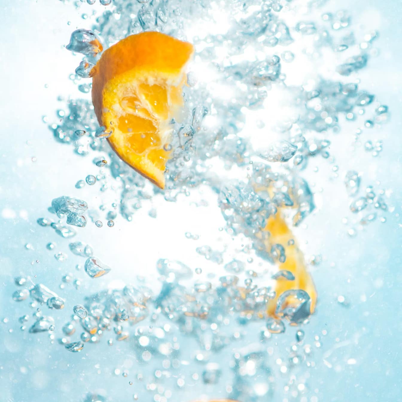 💦 NEW YEAR, NEW YOU! 💦
Want to crush your New Year’s Resolutions? Start by mastering the simplest yet most effective habit: hydration!
Why Water is Your Weight Loss Ally:
💧 The right water intake depends on your weight, activity level, and environment. A general guide is 30 mL per kg of body weight.
Example: Weigh 70 kg? Aim for 2.1 L/day.
If you’re exercising or sweating more, you’ll need to drink even more!
Hydration for Detox & Fat Loss:
When detoxing, proper hydration helps your kidneys, liver, and lymphatic system flush out toxins efficiently. Adding lemon juice and Celtic sea salt to your water can supercharge this process.
🍋 Lemon Juice: High in vitamin C, boosts your immune system, and aids digestion.
🧂 Celtic Sea Salt: Packed with minerals to balance electrolytes and keep you hydrated.
Detox Hydration Drink 🥤
Make this simple drink part of your routine,
Ingredients:
400-450 mL water
Juice from ½ lemon 🍋
A pinch of Celtic sea salt 🧂
How to Make:
1️⃣ Fill a glass with water.
2️⃣ Squeeze in fresh lemon juice.
3️⃣ Add a pinch of Celtic sea salt.
4️⃣ Stir and enjoy!
✨ Drink this twice daily to promote lymphatic drainage, stay hydrated, and support your detox goals.
👊 Let’s make hydration a priority this year and love our way to health! Tag a friend to start this journey with you. 💪
#NewYearsResolution #DetoxTips #HydrationGoals #FatLossJourney#Hops