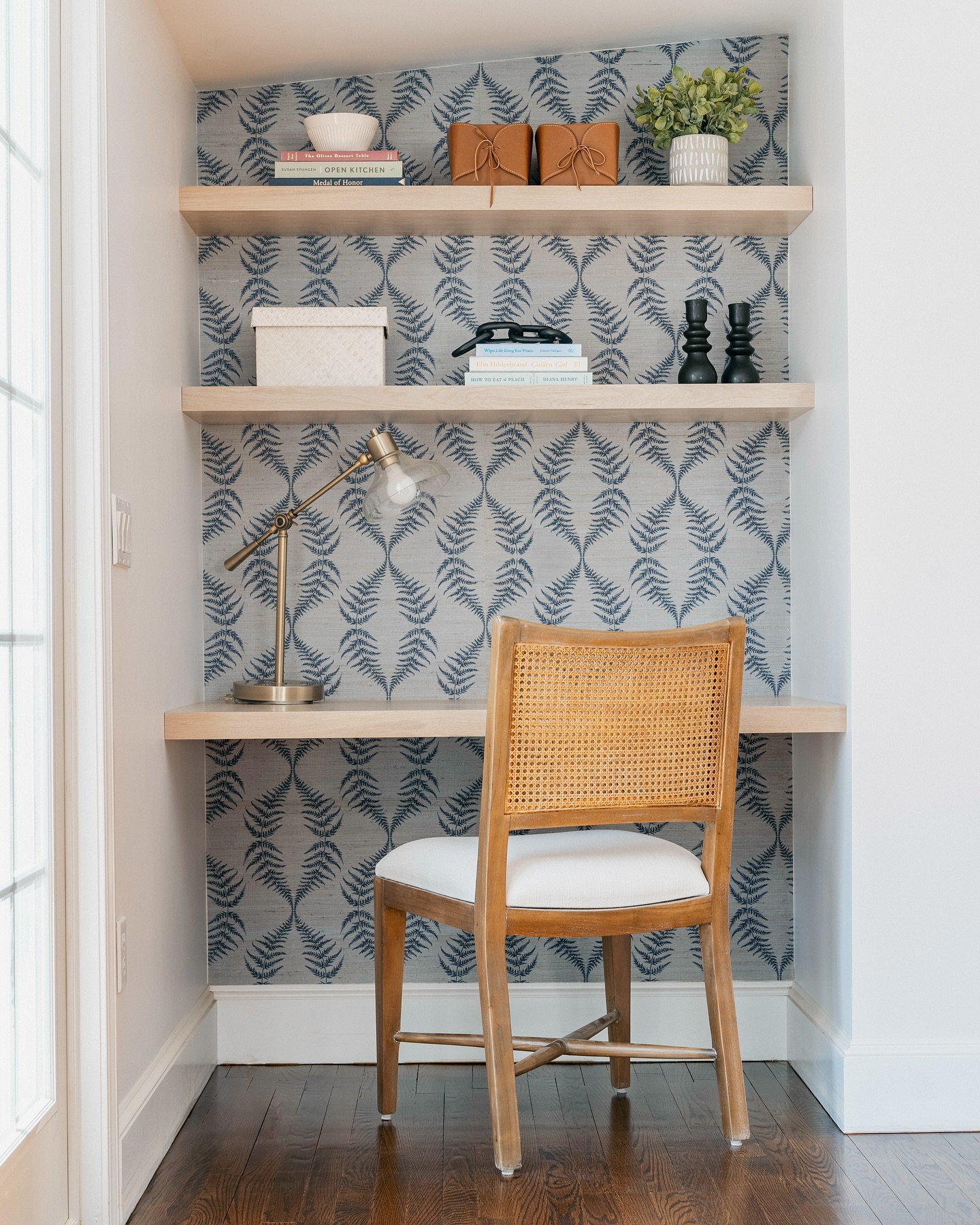 ✨Makeover Monday✨
Just a little sneak peak from our latest project! Wait until you see what we did with the kitchen!
📷: @mark_medeiros
#makeover
#wallpaper
#desknook
#threesparrowsdesign
#rhodeislandhomes
#smmakelifebeautiful
#coastalvibes
#interiordesign
#beforeandafter