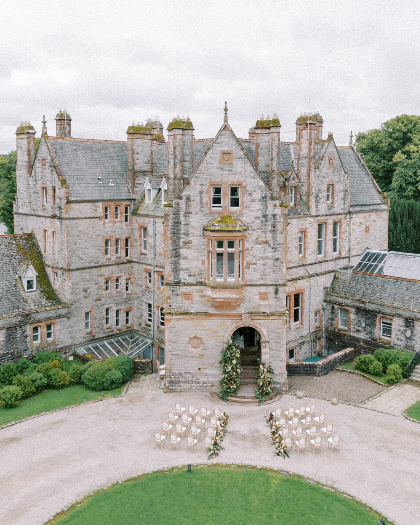 A ceremony view to take in from above, the beautiful Castle Leslie in Ireland 🇮🇪 #destinationwedding #destinationweddingphotographer #irelandwedding #irelandweddingphotographer #bostonwedding #bostonweddingphotographer #castle #ireland #estatewedding #weddingceremony #weddingphotographer
.
.
.
Venue @castleleslie
Wedding Planning, Styling & Design @amv_retreats @amv_weddings
Florist @frogprinceweddings
