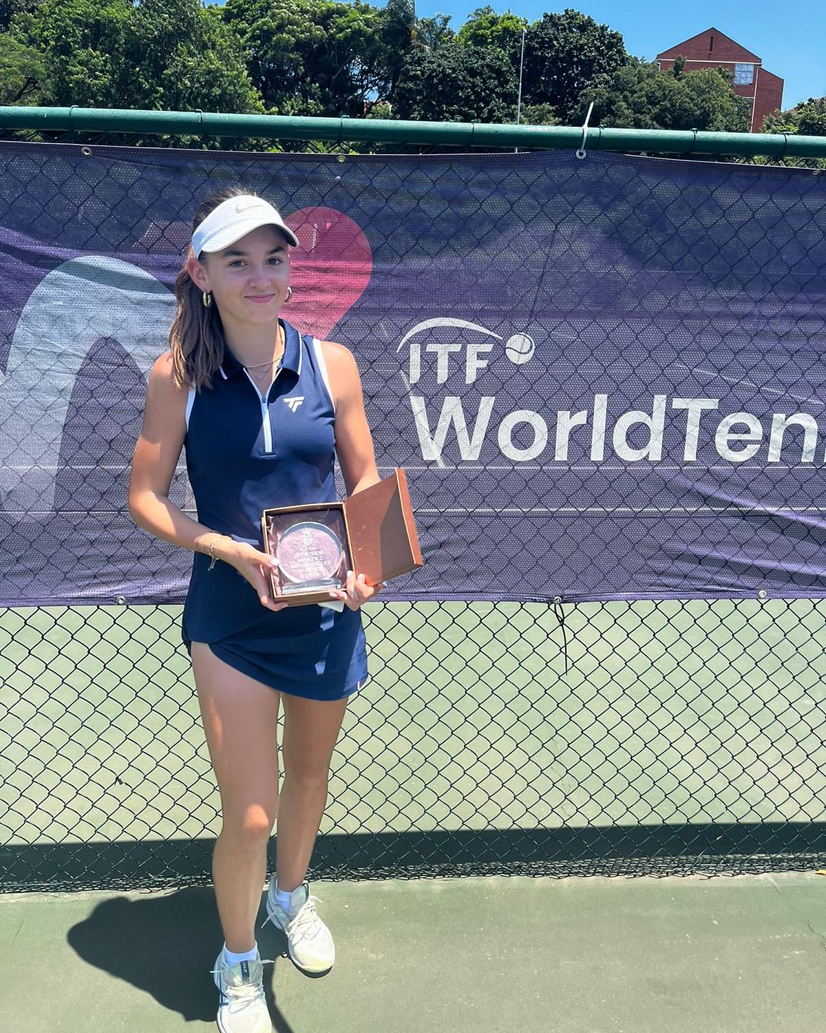 Bravo Victoire pour avoir remporté l’ITF J60 de Durban !!!! Nous sommes très fiers de toi 🔥🔥🔥
@lansamanvictom @gb_sport_performance @pages_philippe @melanie.maillard1 @botennispadel @bo_omnisports @itftennis #itf #tennis @tennis.64