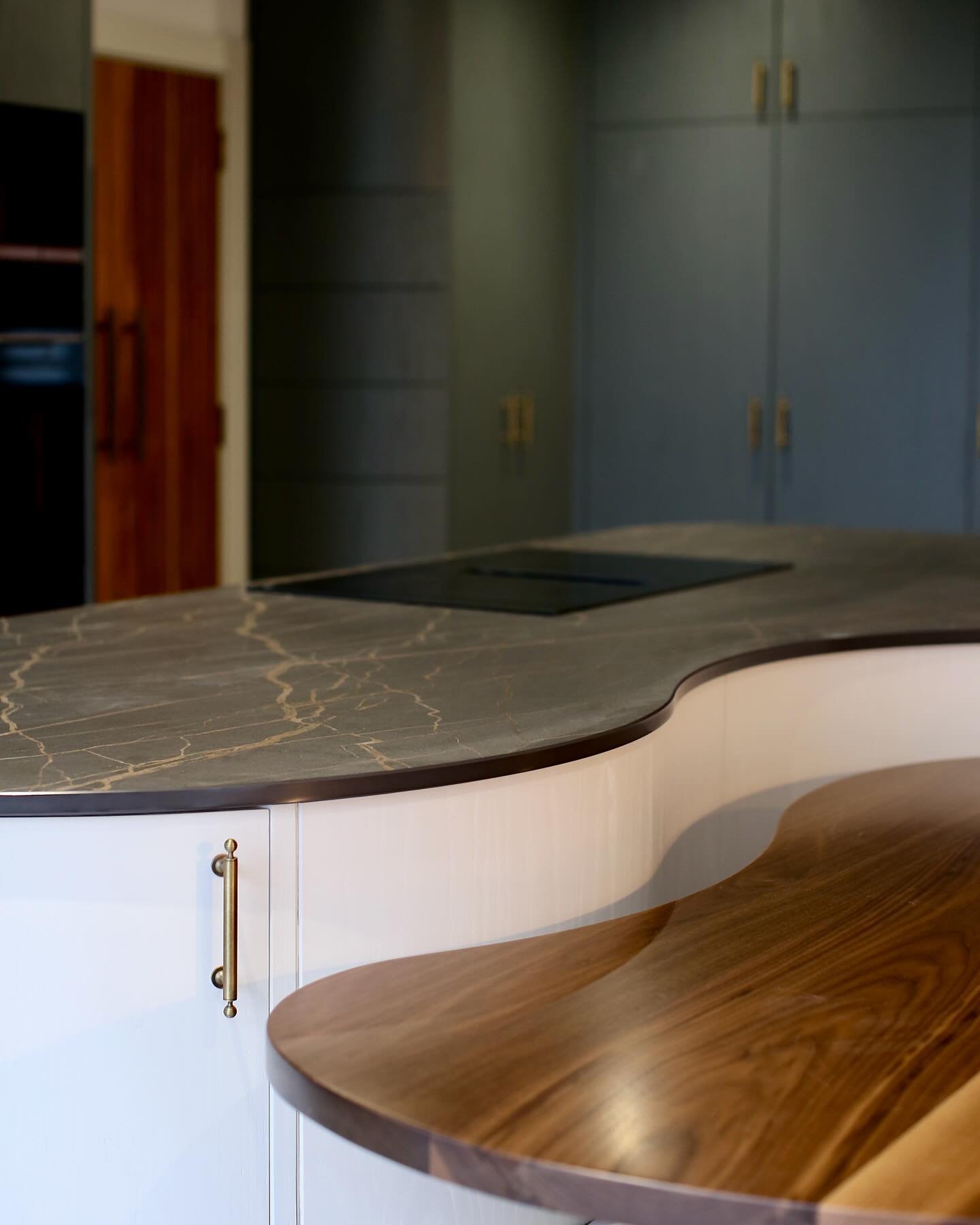 Curvilicious… it may not be a real word but certainly feels like the best way to describe this kitchen island and dining table combo that we recently completed.
The island is made up of walnut base units with curved ash veneer doors and panels and a Dekton worktop then a seperate sculptured curved bench seat was attached. The Dining table is then a solid walnut top with a singular curved walnut veneered base leg.
The table then nestles perfectly into the curve of the island. 👌🏼
#curves #curvy #curvedkitchen #kitchencurves #kitchendesign #kitchenremodel #interiordesign #interiors #kitchens #kitcheninstall #cabinetmakers #bespoke #bespokejoinery #bespokecabinet #cabinetry #bespokecabinetry #walnut #ash #dekton #curvework #veneer