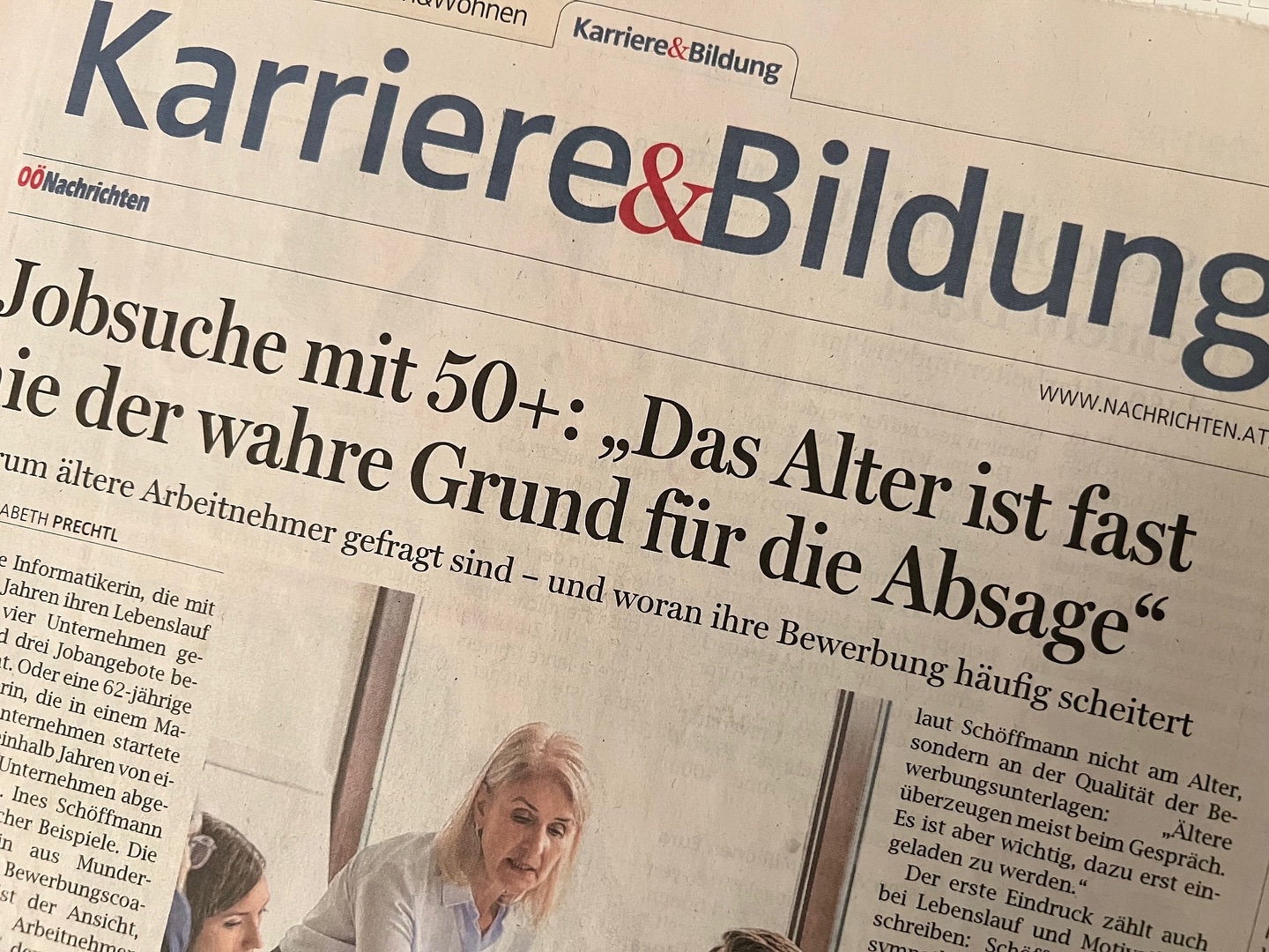 𝐒𝐮𝐧𝐝𝐚𝐲 𝐌𝐨𝐫𝐧𝐢𝐧𝐠 𝐂𝐨𝐟𝐟𝐞𝐞: „𝐀𝐥𝐭, 𝐚𝐛𝐞𝐫 𝐠𝐮𝐭?“
Würden Sie im Recruitingprozess für einen sagen wir zum Beispiel Sachbearbeiterjob jemanden über 60 zum Bewerbungsgespräch einladen?
Eher nicht? Warum? Wegen Klischees wie:
❌ zu teuer
❌ schwierig zu führen, nicht mehr „formbar“
❌ gibt Job keine Top-Priorität (mehr) im Leben
❌ eher krank als jüngere Mitarbeiter:innen
❌ tut sich mit Flexibilität schwerer
❌ kann mit (technischen) Veränderungen nicht so gut Schritt halten
Ähm, ok, zwei Fragen dazu:
👉 Sind diese Punkte wirklich unbedingt vom Alter einer Arbeitskraft abhängig?
👉 Und können/wollen wir es uns wirklich noch länger leisten, auf die Manpower jener zu verzichten, die sich auch im höheren Alter in die Arbeitswelt einbringen wollen?
Ich bin überzeugt, dass wir hier vor einem Paradigmenwechsel stehen: Ältere Arbeitskräfte werden immer weniger mit den oben genannten Klischees verbunden werden, dafür aber aufgrund ihrer möglichen „Added Values“ an Aufmerksamkeit gewinnen:
✅ Erfahrung: Sie haben Projekte gemeistert, Krisen bewältigt und Trends kommen und gehen sehen. Ein Erfahrungsschatz, von dem alle profitieren.
✅ Mentoring, Wissen weitergeben: Ältere Arbeitskräfte bringen nicht nur ihre Skills ein, sondern können auch jüngere Kolleg:innen pushen. Ein Win-Win!
✅ Loyalität: Ältere Arbeitskräfte wissen, was sie wollen – und wenn es im Job passt, bleiben sie auch. Das „Job-Söldnertum“ ist im höheren Alter kaum mehr ausgeprägt.
✅ Resilienz: sehr oft die Zwillingsschwester von Erfahrung. Eine Stärke, die gerade heute für Organisationen einen enormen Wert hat.
✅ Netzwerke: Ältere Mitarbeiter:innen sind für Unternehmen Gatekeeper zu attraktiven Netzwerken, die sie über Jahrzehnte entwickelt haben.
✅ Diversität rocks: Bunte Teams - auch in der Alterszusammensetzung - sind eine wichtige Zutat für das, was ich Organisationen/Führungskräften in meinen Beratungen immer wieder dringend empfehle, ein optimaler Mikrokosmos.
Dieser Mikrokosmos hegt und pflegt, was den Menschen heute in der „großen, weiten Welt“ fehlt: Sicherheit, Planbarkeit, Vertrauen, Wertschätzung, Ziele.
Und yes: Lead. Be smart. Transform!
Pic: OÖN
#hr #ceo #leadership