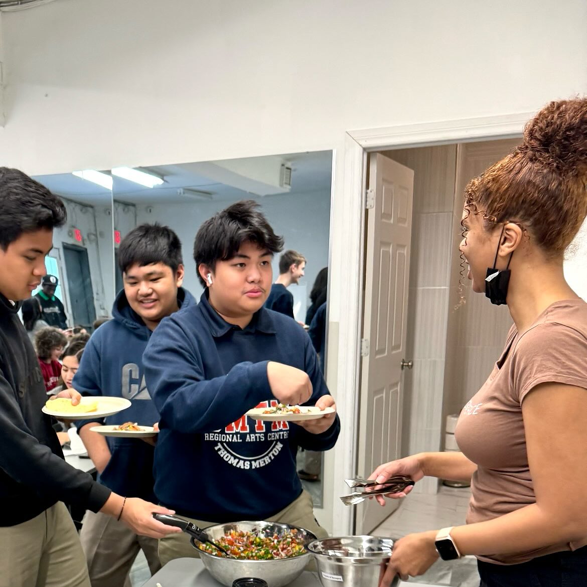 Grateful for the vibrant community we get to connect with through every workshop! 🙏🏾
Every dish tells a story, and every shared meal brings us closer. Together, we cook, we learn, and we thrive! 🍽️💚
#Sacraspice
#TorontoCookingWorkshops
#WorkshopsForYouthToronto
#YouthEmpowerment
#TorontoFoodie