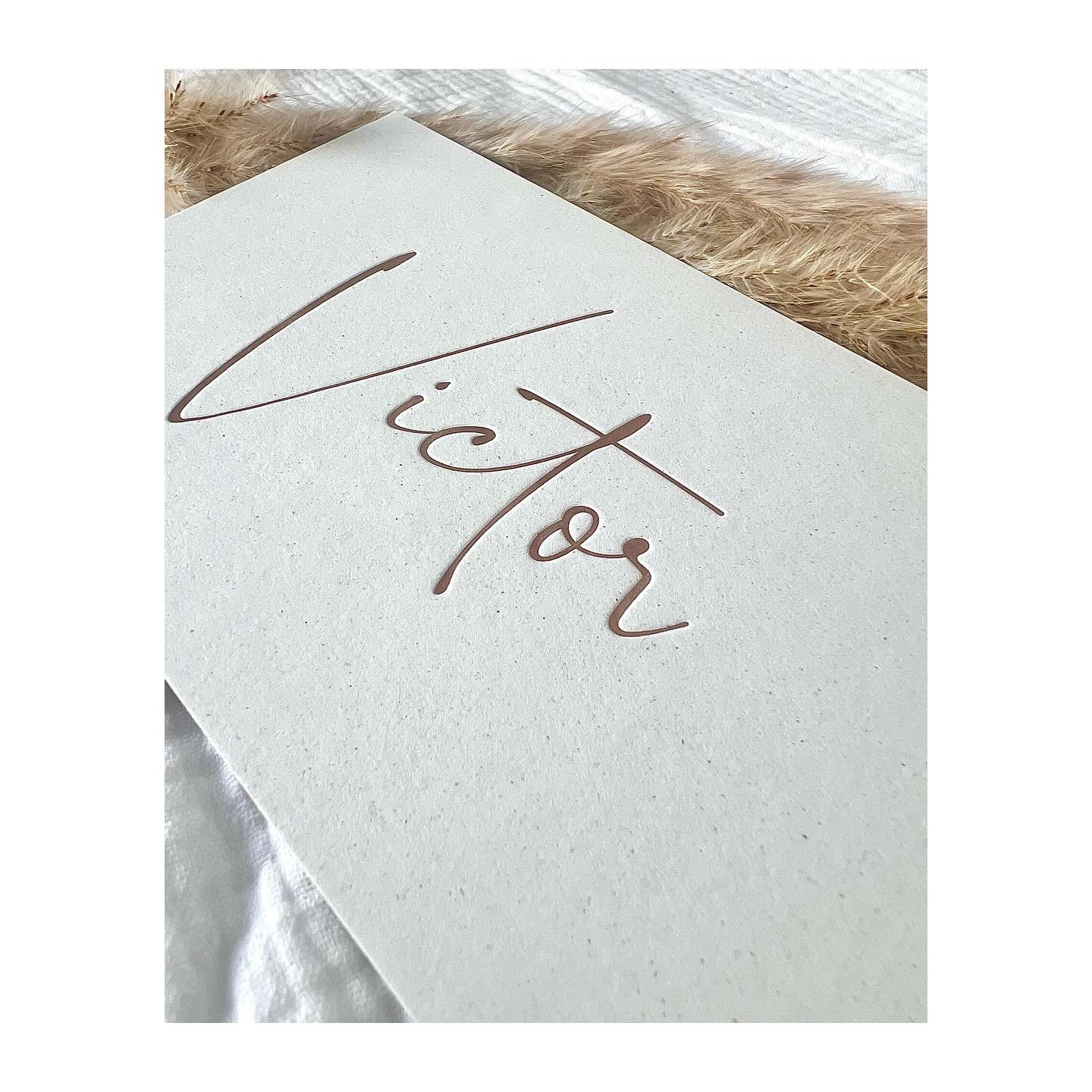 Een prachtig letterpress kaartje voor Viktor op een stevig crush mais papier met een spikkeltje 🤎
#geboortekaart #geboortekaartje #geboortekaartjes #baby #studioflo #letterpress #letterpresskaartkr #diepdruk#drukwerk #uniekgeboortekaartje #babyontheway #babyboy #zwanger2025 #itsaboy #zwanger #20wekenzwanger #mommytobe #studioflo #eenvoud #eenvoudigkaartje #minimalistisch #ontwerp #grafischontwerp #doopsuiker #suikerbonen