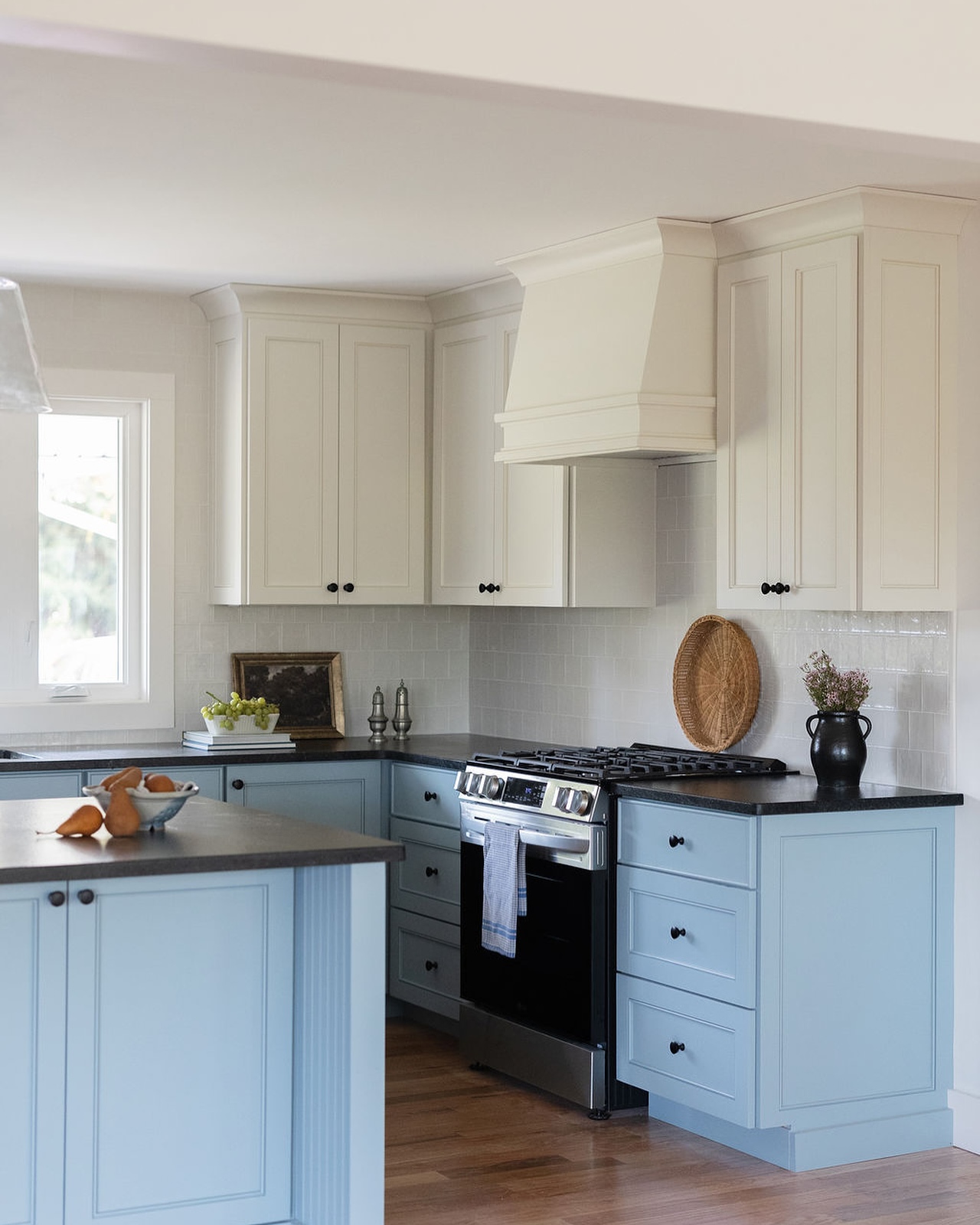 Yes to more colorful kitchens in 2025. This two toned cabinetry is the perfect balance between fun and timeless.
design + styling | @cosmicdesignstudio.am
photo | @yandbinteriorsphotography
*
*
*
#homerenovation #cosmicdesignstudio #interiordesign #kitchendesign