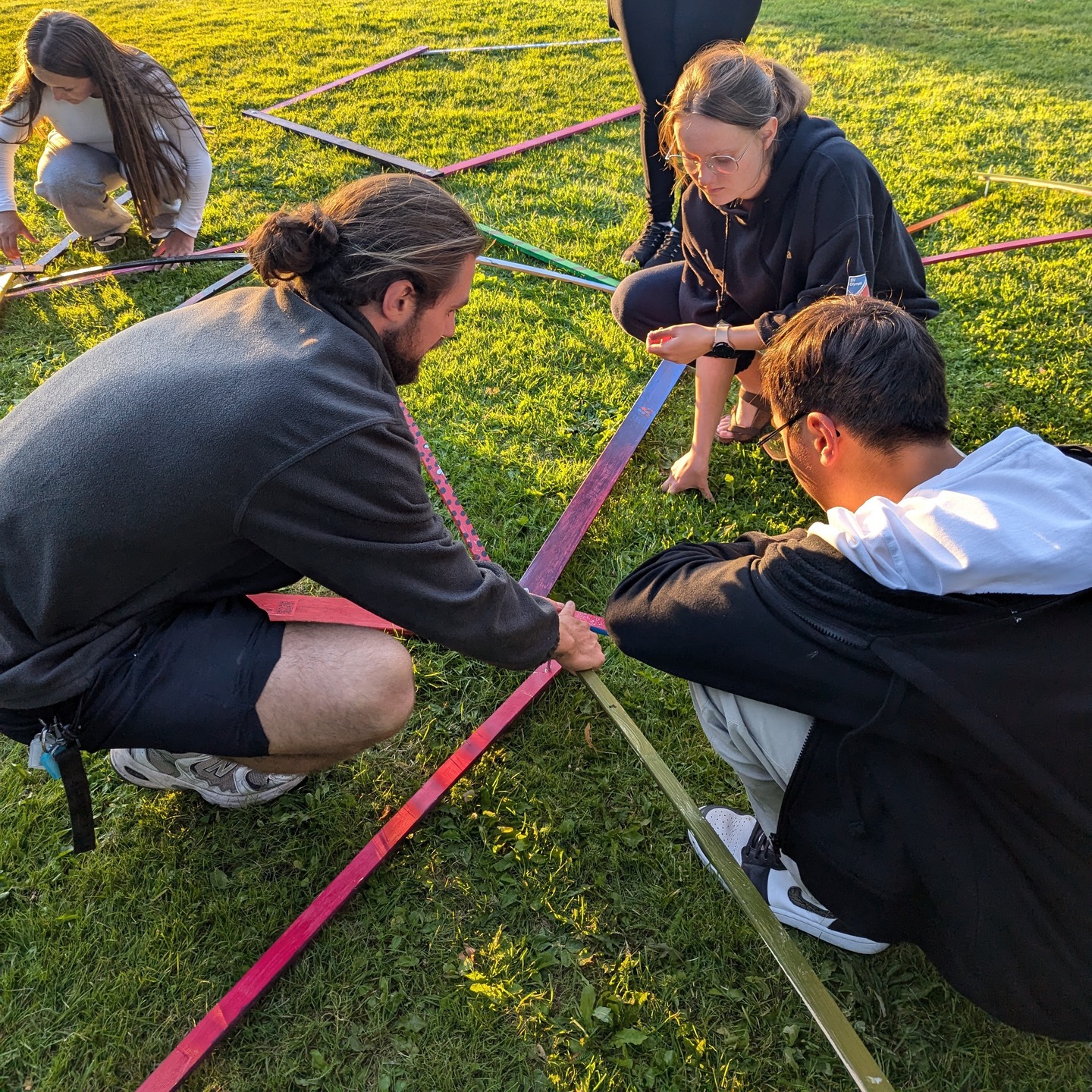 🌟 Werde Teil unseres Teams! 🌟
Du brennst für die Arbeit mit Jugendlichen und möchtest echte Veränderung bewirken? Dann bist du bei der Phase BE genau richtig! 🙌
Phase BE - damit Bildung Entwicklung heißt!
Wir arbeiten bundesweit mit jungen Menschen vor ihrem (ersten) Schulabschluss und begleiten sie durch das letzte Schuljahr und in die Ausbildung. Für unsere diesjährigen Sommercamps suchen wir engagierte Teamer:innen, die Jugendliche mit herausfordernden Hintergründen individuell für ihre Zukunft begeistern und stärken wollen. 💡
Was erwartet dich?
✨Drei Wochen Sommercamp, in denen du als Teil eines großen Teams ein besonders intensive Arbeitserfahrung machst – mit Wirksamkeit, Wissenszuwachs und viel Herz.
✨ Eine strukturierte Onboarding-Phase, in der du alles über unser Konzept, die Zielgruppe und den Jugendschutz lernst.
✨ Eine Zeit voller Begleitung und Unterstützung, um die Jugendlichen nachhaltig zu stärken - sie wachsen und finden den passenden nächsten Schritt!
✨ Die Möglichkeit, Teil einer engagierten Community zu werden, die für Wirkung, Qualität und Leidenschaft steht.
💬 Was wir suchen:
✅ Begeisterung für die Arbeit mit Jugendlichen.
✅ Empathie und Interesse an Herausforderungen und Chancen
✅ Motivation, nachhaltigen Impact zu schaffen.
✅ Bereitschaft, dich intensiv einzubringen und gemeinsam mit uns zu wachsen.
💻 Jetzt bewerben!
👉 Besuche den Job-Link in unserer Bio und werde Teil unserer Mission! Dort findest du alle Infos zur Bewerbung und unserem Auswahlprozess. 🚀
🔗 Sei dabei, wenn es im Sommer losgeht – und hilf uns, Jugendliche zum Strahlen zu bringen! 💙
#TeamPhaseBE #engagement #nachhaltigkeit #jugendarbeit #sommercamp #bewerbung #empowerment #ausbildung #berufsorientierung #motivierenstärkenorientieren
