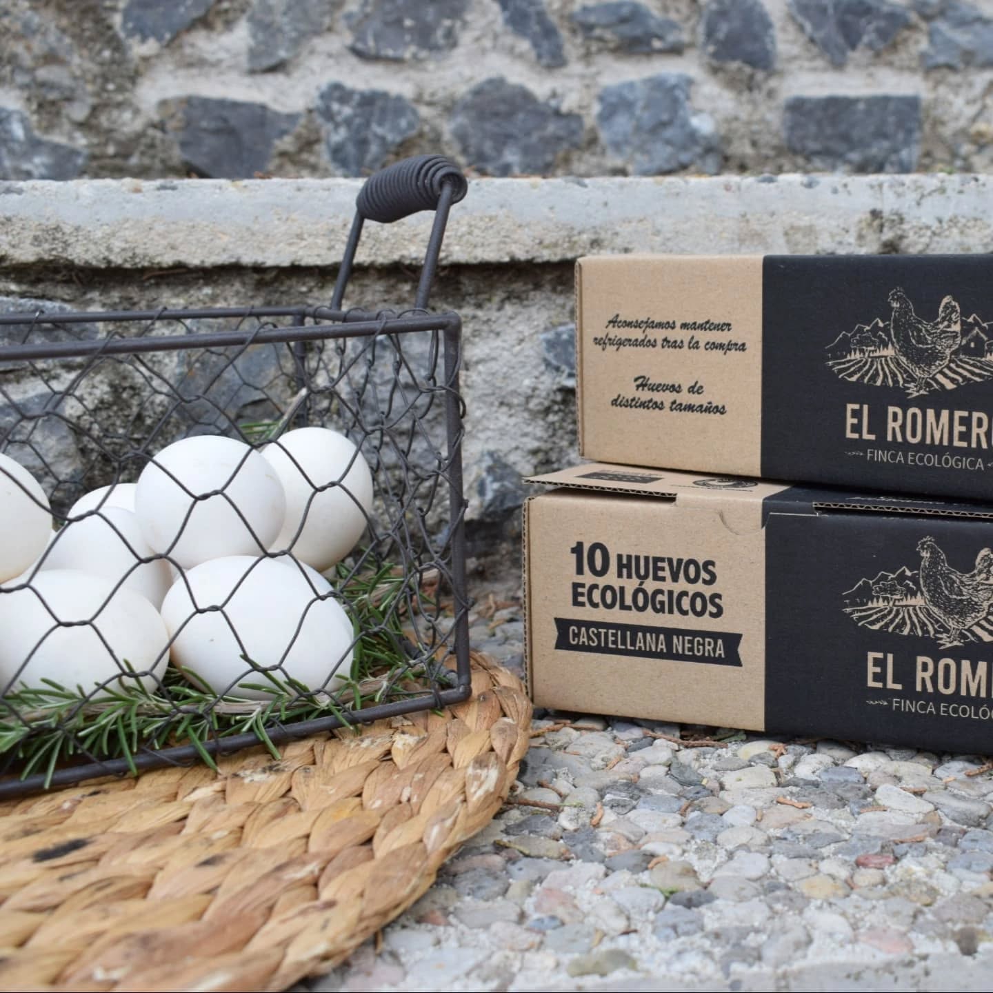 Huevos ecológicos y de gallinas certificadas con el sello 100% Raza Autóctona Murciana y Castellana Negra y con el sello de agricultura ecológica.
Nuestras gallinas viven en la montaña en semilibertad, sin jaulas y en una finca ecológica sin químicos ni tóxicos en el ambiente ni en su comida. Picotean en la tierra y se mueven todo el día libremente por la finca.
Cuando los pruebes querrás repetir. ¿Quieres probarlos?
En nuestras historias destacadas puedes encontrar los puntos de venta y los restaurantes que trabajan con nuestros huevos.
#huevosecologicosmurcia #huevosgallinamurciana #huevoscastellananegra #fincaecologica #sellorazaautoctona