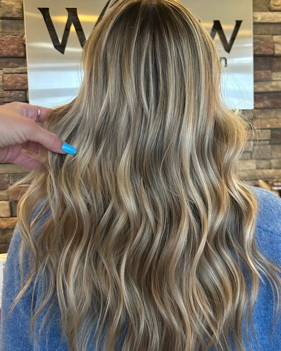 “Blonde vibes, highlight heaven ✨✨ #BlondeGoals #HighlightQueen #SunKissedHair #BlondeLife #GoldenTones #HairInspo #SummerHair #BlondeAndProud”
Cut and color by @shelbystarbeauty
