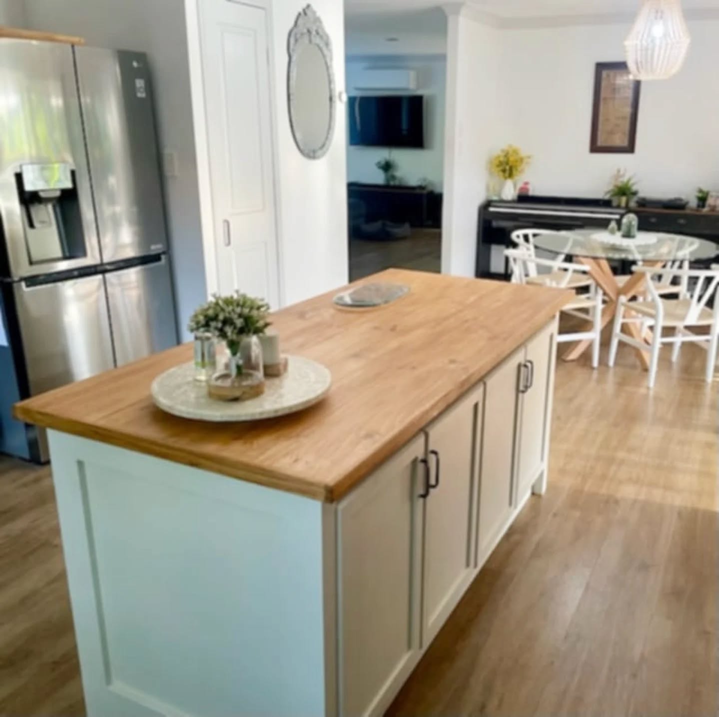A gorgeous kitchen island we created last year, all settled into its new home 🌾✨
#knotsandgrains #kitchenisland #reclaimedwood #recycledwood #smallbusiness #goldcoast