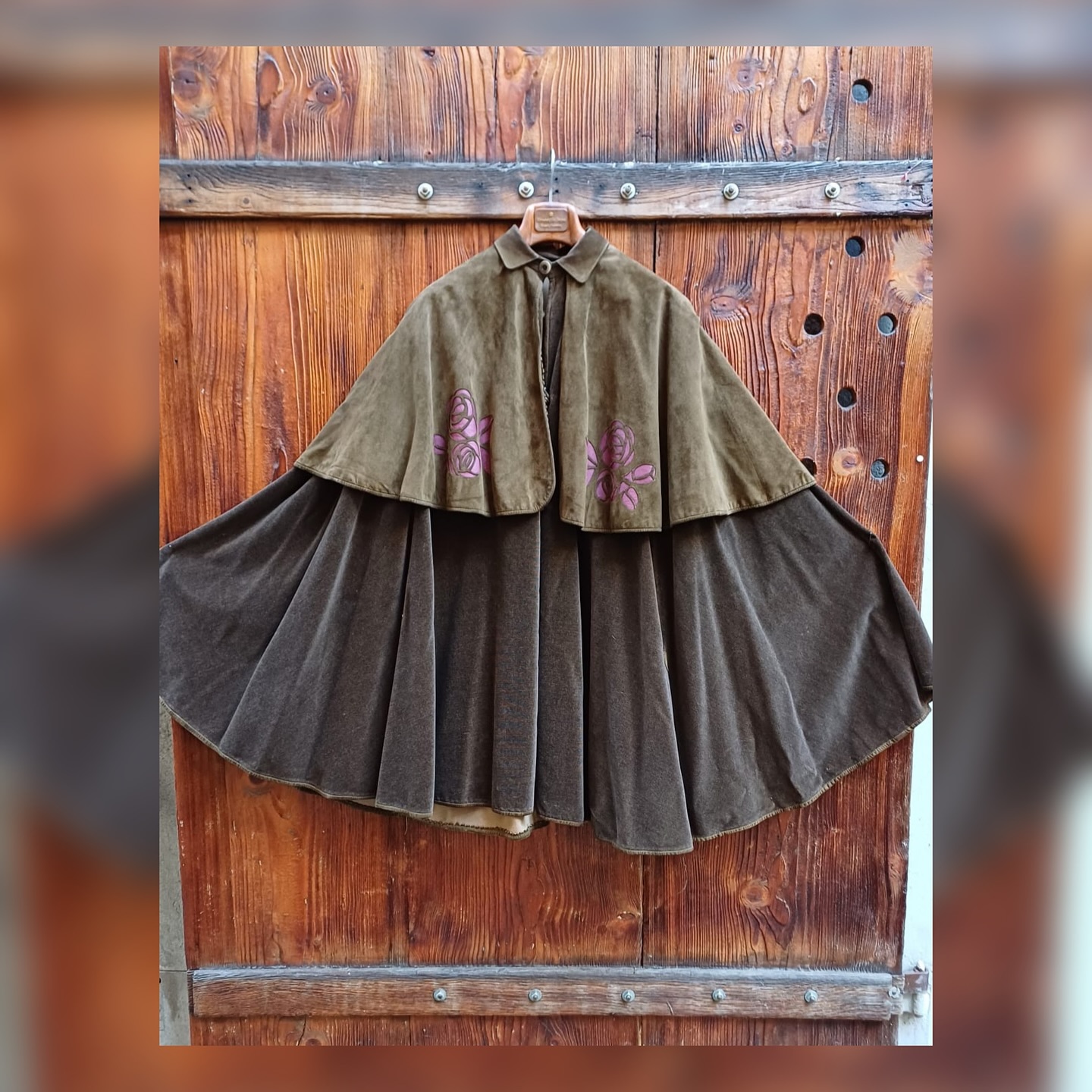 Dramatic leather cape for some extravaganza in your life.
Made in Italy. Vintage brand Franca Mossini.
#secondhand #vintage #zurich #unique #cape