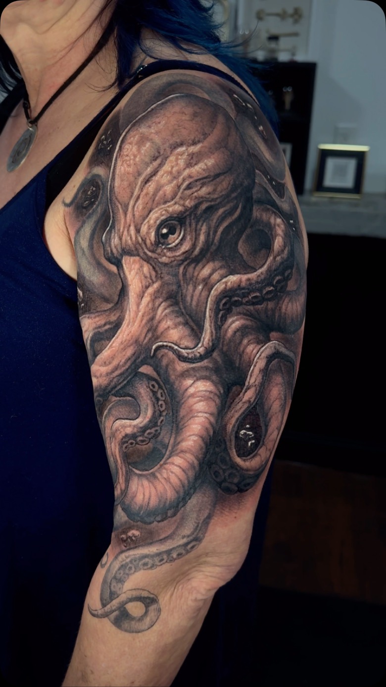 Cephalopods are fun to draw 🐙
Booking June/July here at @rstattoony
Visit my website for booking information!
www.joshruff.com/booking