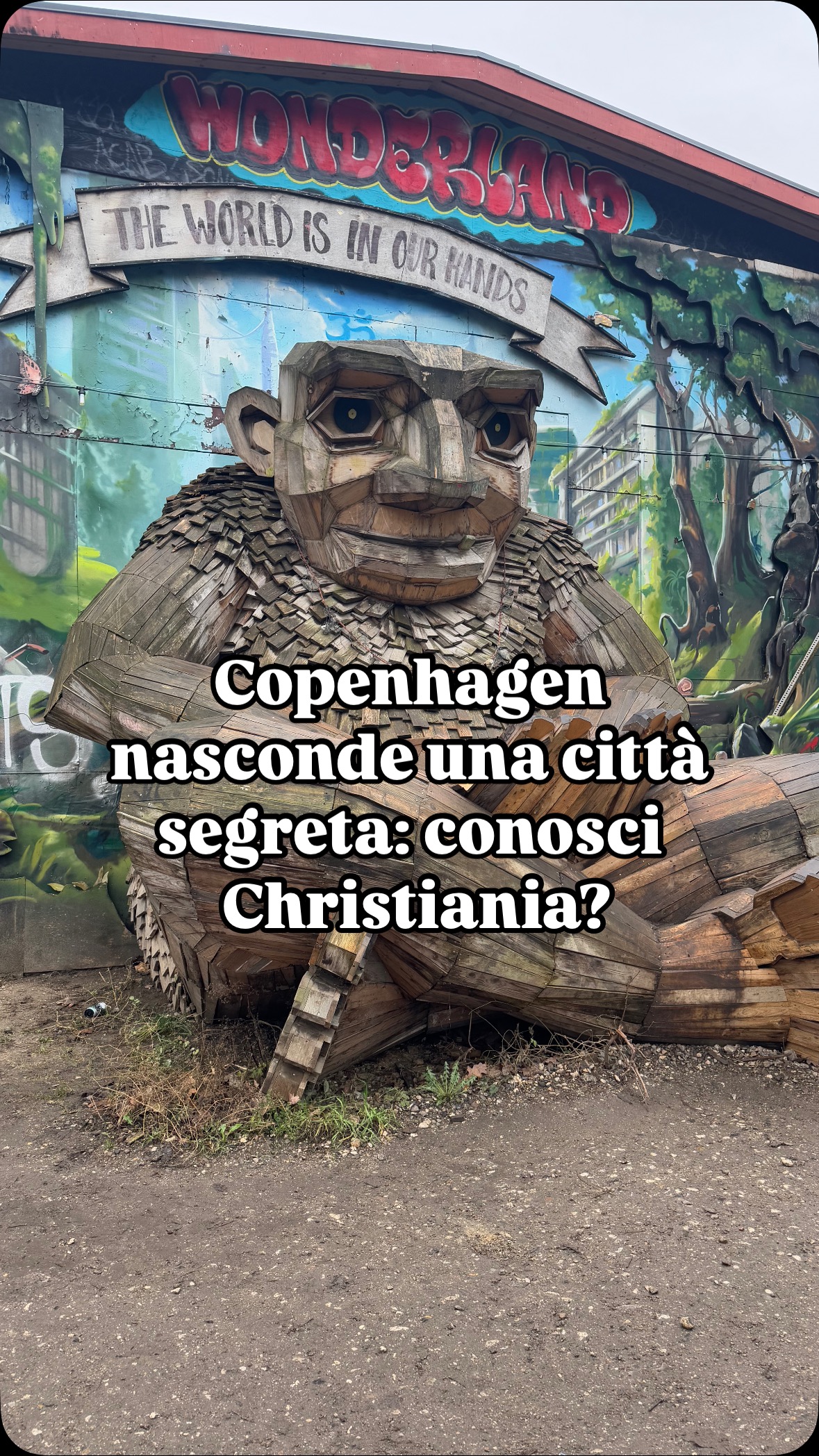 🆓 Esiste una città libera dentro Copenhagen, con regole tutte sue e uno stile di vita unico. Sai di che luogo stiamo parlando?
Ecco Christiania, in danese Fristaden Christiania, una vera e propria cittadina autonoma all’interno della capitale danese. La comunità che ci vive si basa sui concetti che vanno dalla condivisione alla solidarietà, dall’uguaglianza alla libertà.
🏘️All’interno di Christiania ci sono negozi di artigianato, bar, ristoranti, laboratori di restauro e luoghi di spettacolo.
❌Attenzione però. Qui troverete le indicazioni dei cartelli Do’s and Don’t (cosa si può e cosa non si può fare) e consigliamo di seguirli per rispettare i residenti della zona.
Una piccola curiosità: la bandiera di Christiania è rossa con tre dischi gialli che rappresentano i punti delle “i” della parola “Christiania”. I colori vennero scelti perché i primi abitanti trovarono una grande quantità di vernice rossa e gialla.
🗺️Come arrivarci?
Si trova nel quartiere di Christianshavn e può essere raggiunta a piedi dal centro città, in bicicletta.
🚌 Se si preferisce c’è l’autobus 350S da Nørreport Street
Ti piacerebbe visitarla? 🇩🇰
📍Salva questo reel per il tuo prossimo viaggio a Copenhagen
#copenhagen
#denmark #cph #copenhagentravel
#travelcopenhagen
#free #freetownchristiania #christiania
#copenhagentips
Consigli di viaggio
Copenhagen
Christiania
Danimarca