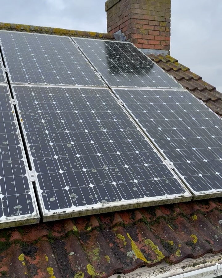 This property getting the full works;
Inside gutters cleaned out, gutter & fasicas, windows, solar panels and conservatory roof 🧽🤩